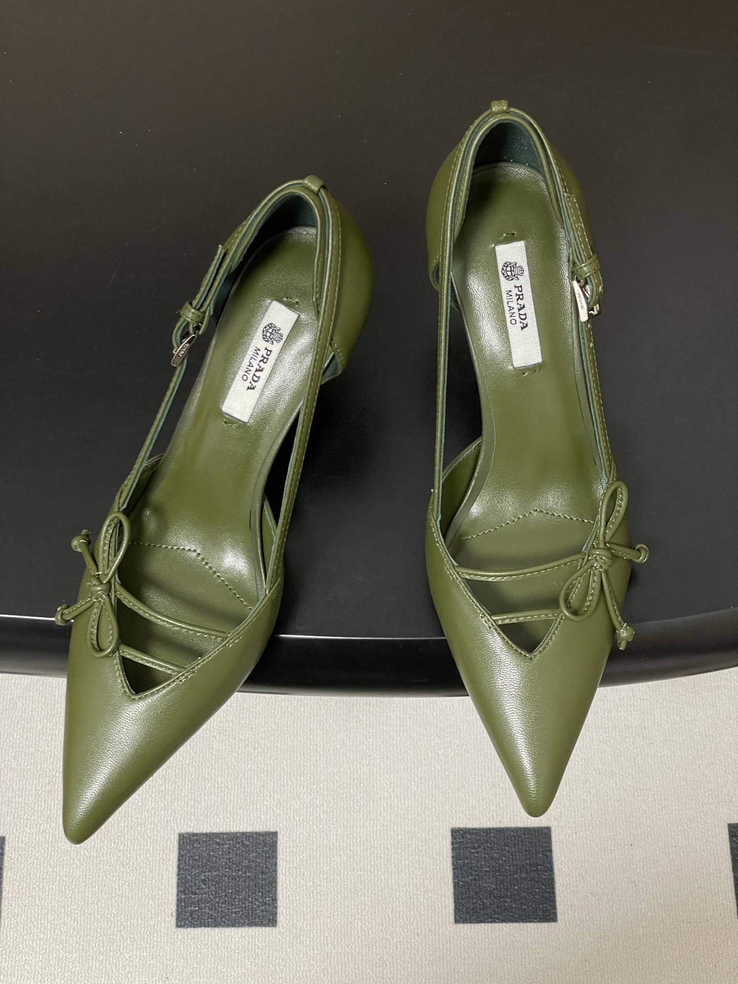Prada 26Ss春夏新款Prada 普拉达最新走秀款尖头蝴蝶结高跟鞋 搭扣侧空细跟单鞋 老钱风小猫跟单鞋