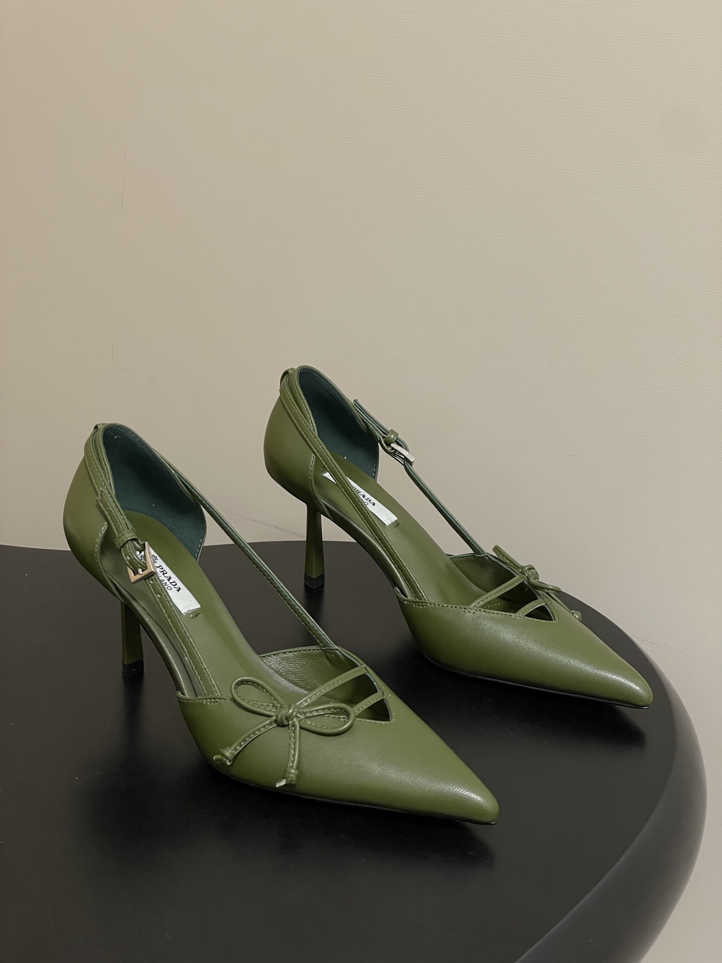 Prada 26Ss春夏新款Prada 普拉达最新走秀款尖头蝴蝶结高跟鞋 搭扣侧空细跟单鞋 老钱风小猫跟单鞋