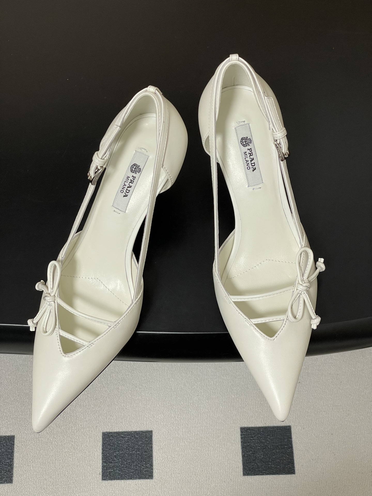 Prada 26Ss春夏新款Prada 普拉达最新走秀款尖头蝴蝶结高跟鞋 搭扣侧空细跟单鞋 老钱风小猫跟单鞋