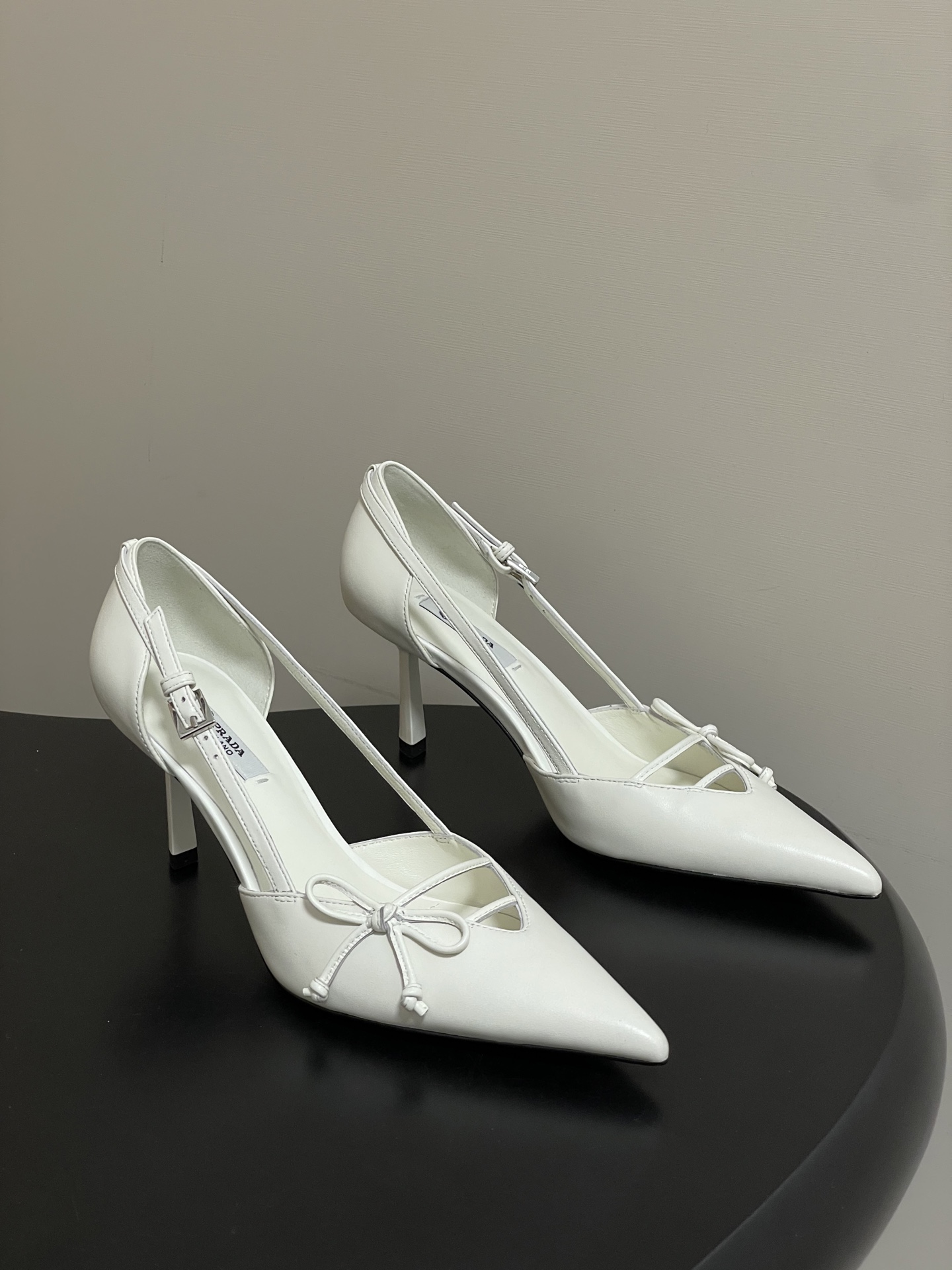 Prada 26Ss春夏新款Prada 普拉达最新走秀款尖头蝴蝶结高跟鞋 搭扣侧空细跟单鞋 老钱风小猫跟单鞋