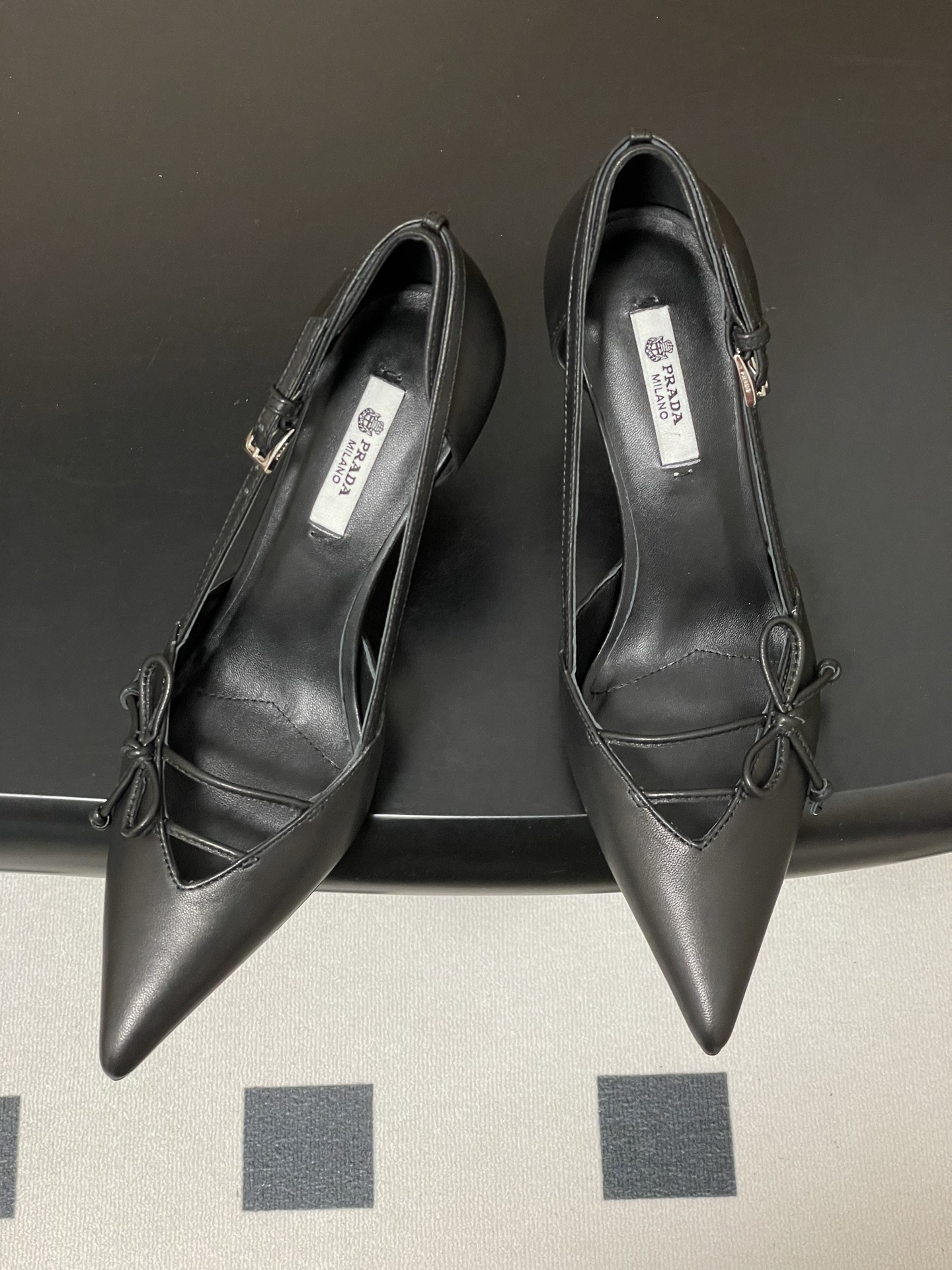 Prada 26Ss春夏新款Prada 普拉达最新走秀款尖头蝴蝶结高跟鞋 搭扣侧空细跟单鞋 老钱风小猫跟单鞋