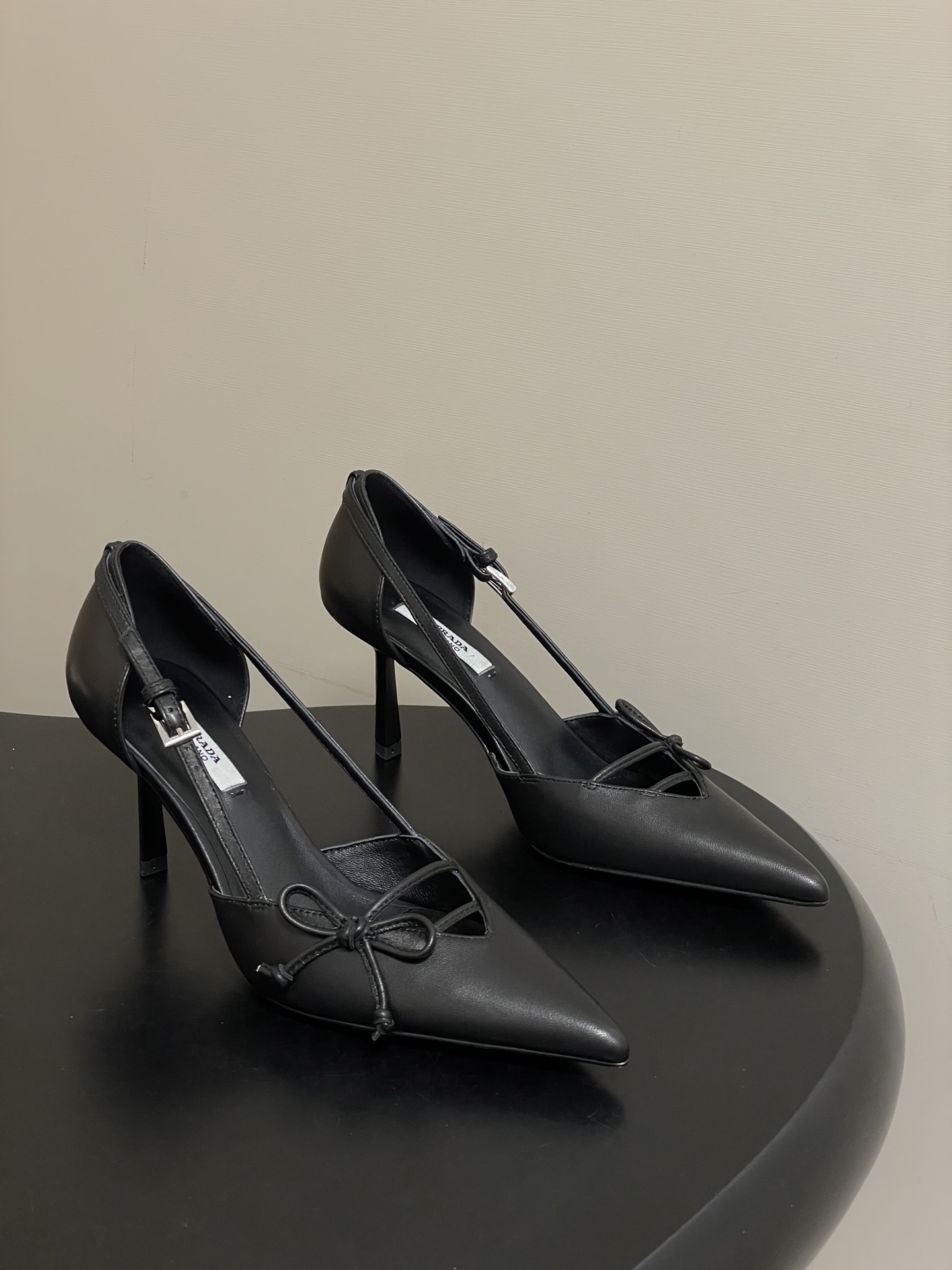 Prada 26Ss春夏新款Prada 普拉达最新走秀款尖头蝴蝶结高跟鞋 搭扣侧空细跟单鞋 老钱风小猫跟单鞋