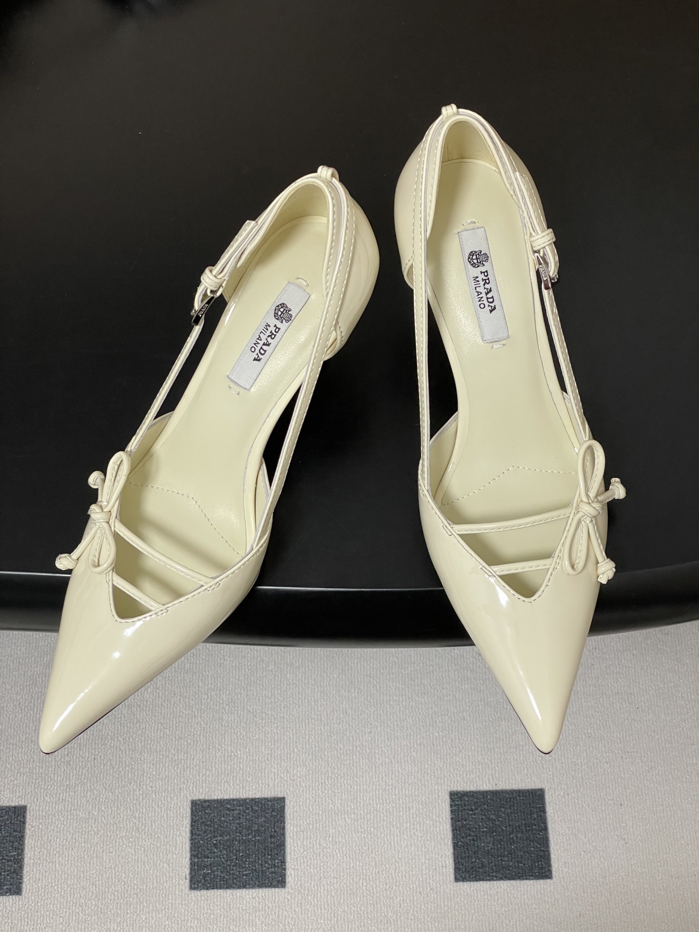 Prada 26Ss春夏新款Prada 普拉达最新走秀款尖头蝴蝶结高跟鞋 搭扣侧空细跟单鞋 老钱风小猫跟单鞋