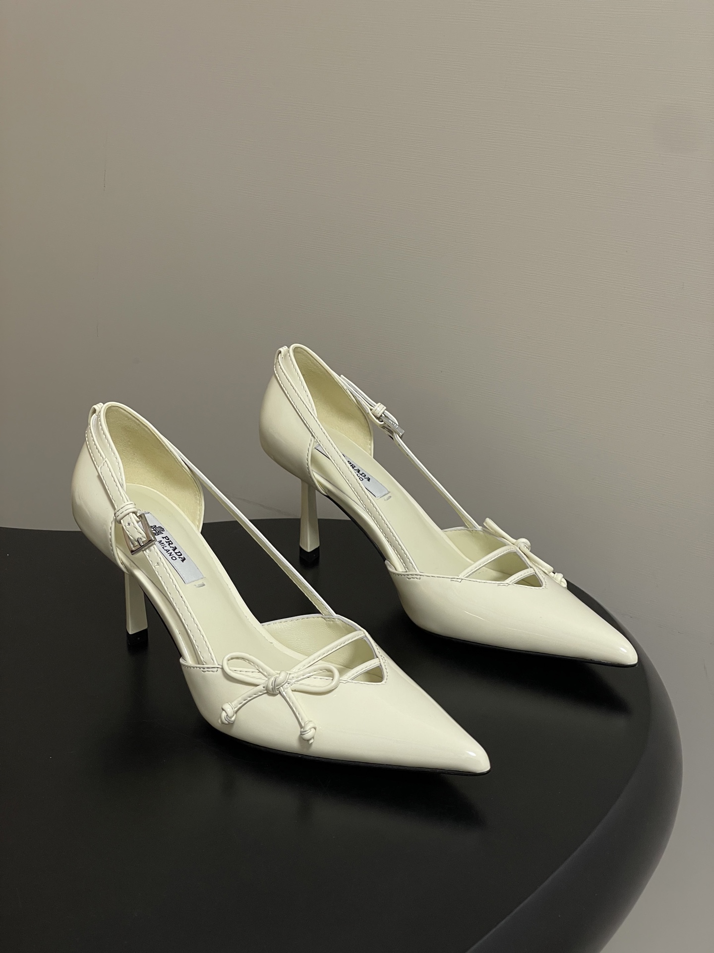 Prada 26Ss春夏新款Prada 普拉达最新走秀款尖头蝴蝶结高跟鞋 搭扣侧空细跟单鞋 老钱风小猫跟单鞋
