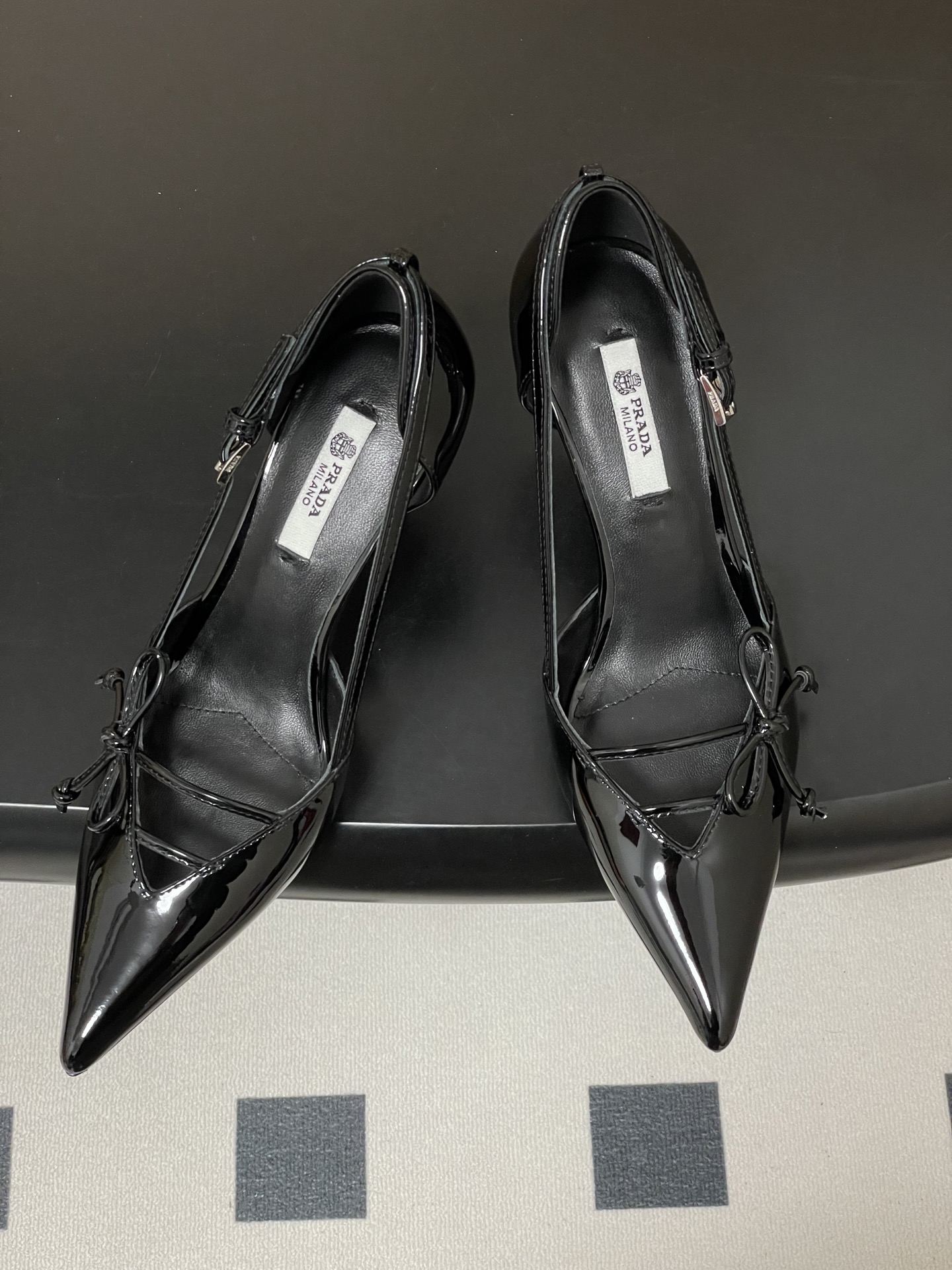 Prada 26Ss春夏新款Prada 普拉达最新走秀款尖头蝴蝶结高跟鞋 搭扣侧空细跟单鞋 老钱风小猫跟单鞋