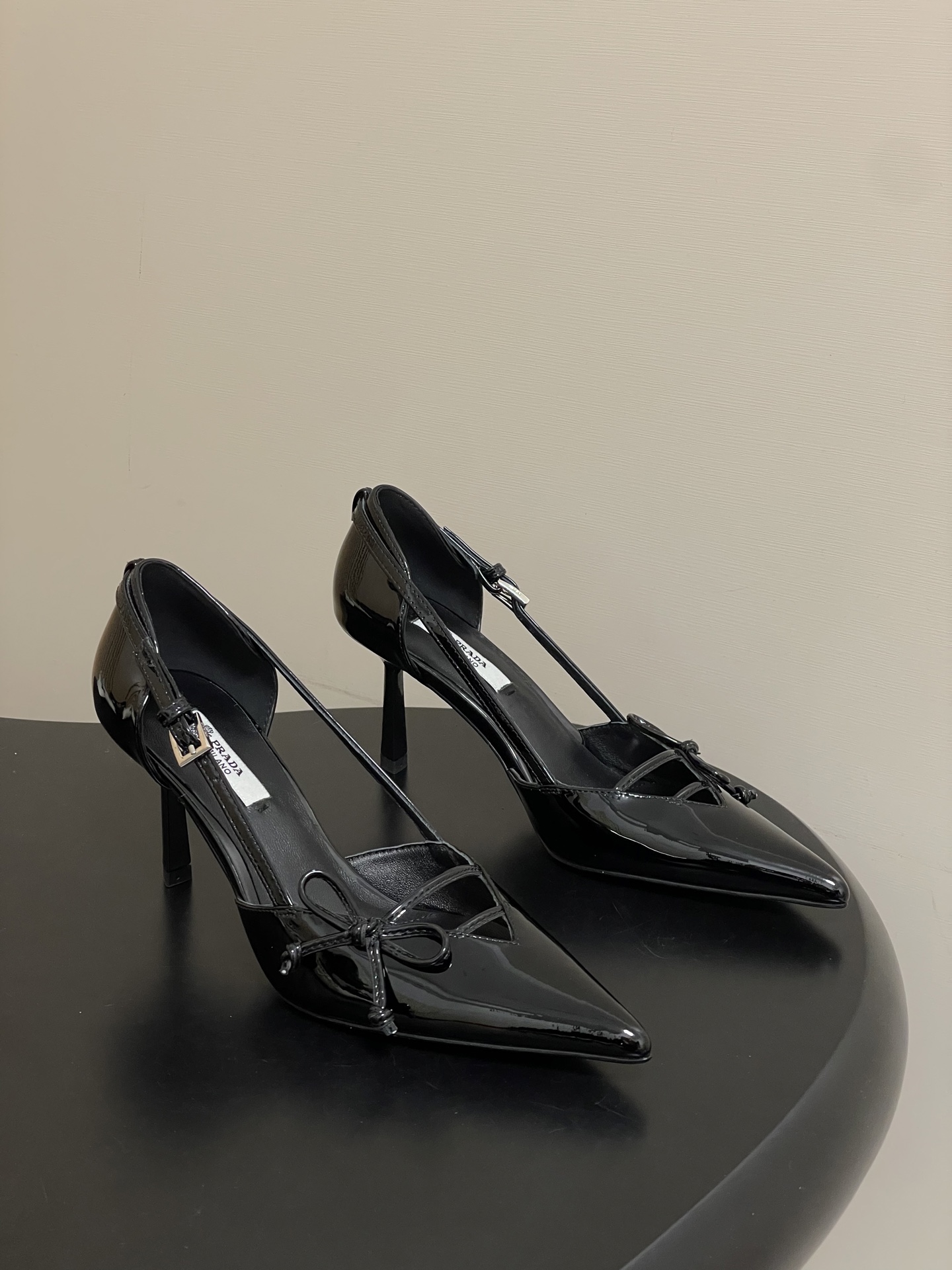 Prada 26Ss春夏新款Prada 普拉达最新走秀款尖头蝴蝶结高跟鞋 搭扣侧空细跟单鞋 老钱风小猫跟单鞋