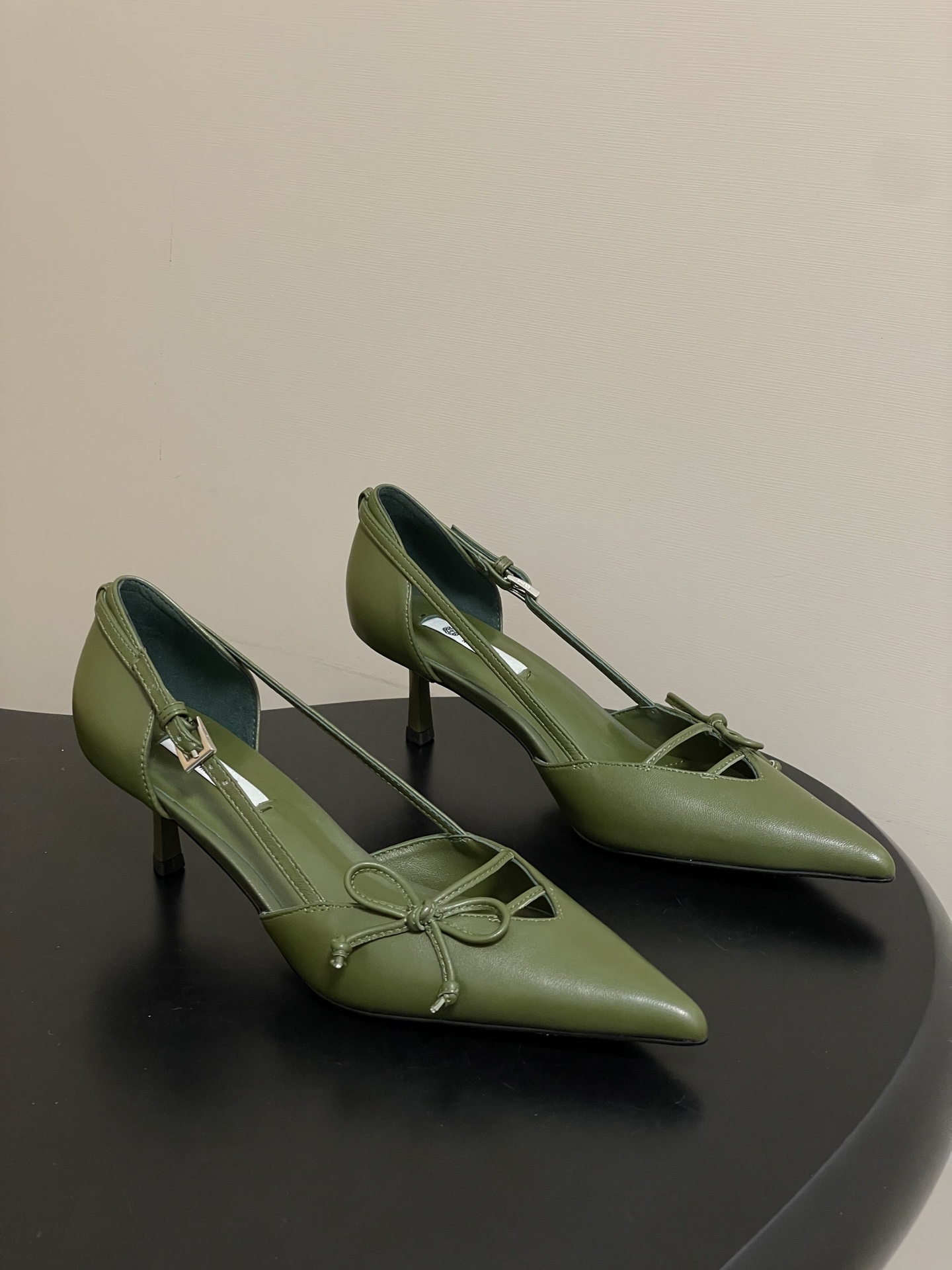 Prada 26Ss春夏新款Prada 普拉达最新走秀款尖头蝴蝶结高跟鞋 搭扣侧空细跟单鞋 老钱风小猫跟单鞋