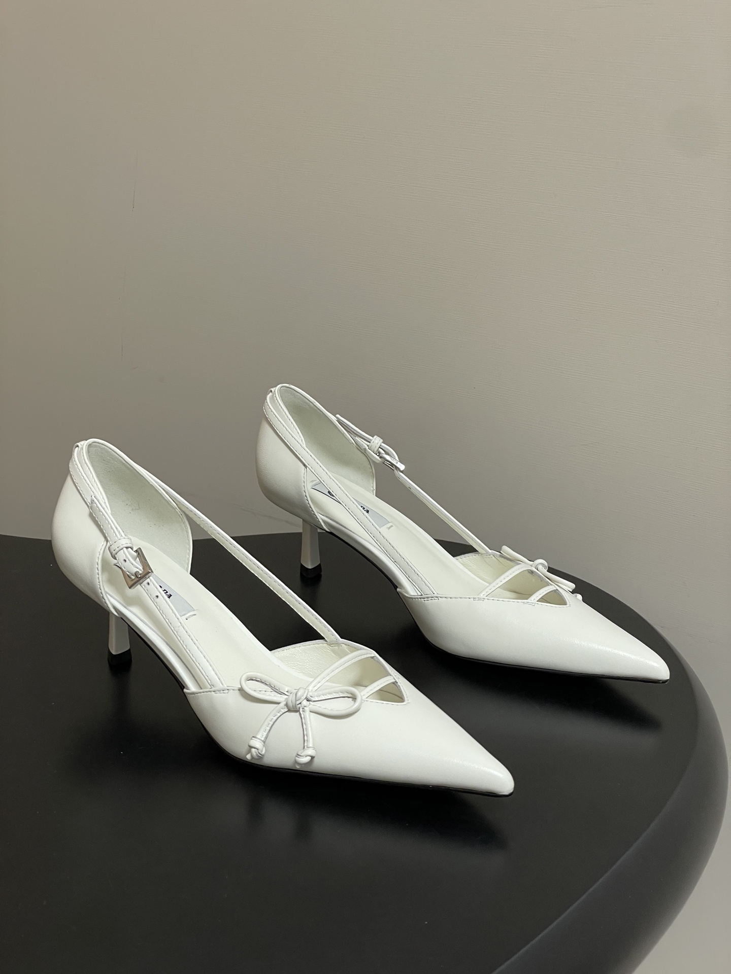 Prada 26Ss春夏新款Prada 普拉达最新走秀款尖头蝴蝶结高跟鞋 搭扣侧空细跟单鞋 老钱风小猫跟单鞋