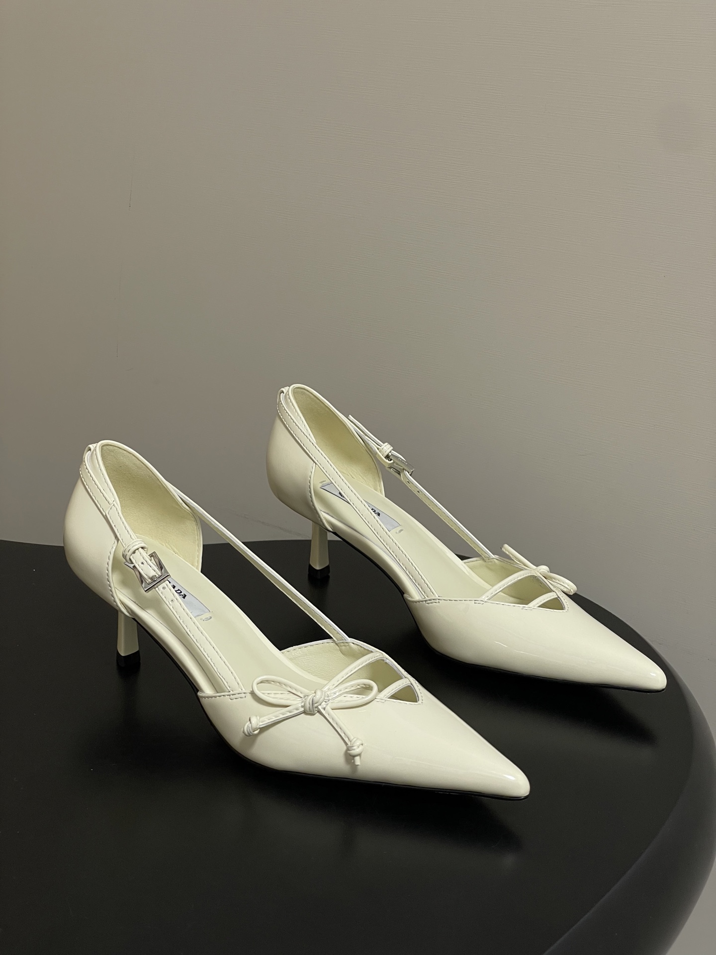 Prada 26Ss春夏新款Prada 普拉达最新走秀款尖头蝴蝶结高跟鞋 搭扣侧空细跟单鞋 老钱风小猫跟单鞋