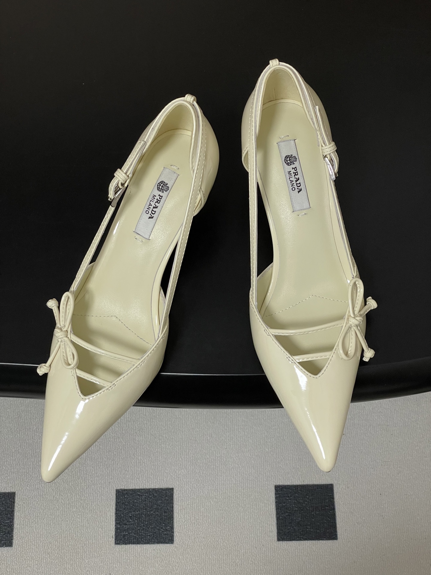 Prada 26Ss春夏新款Prada 普拉达最新走秀款尖头蝴蝶结高跟鞋 搭扣侧空细跟单鞋 老钱风小猫跟单鞋