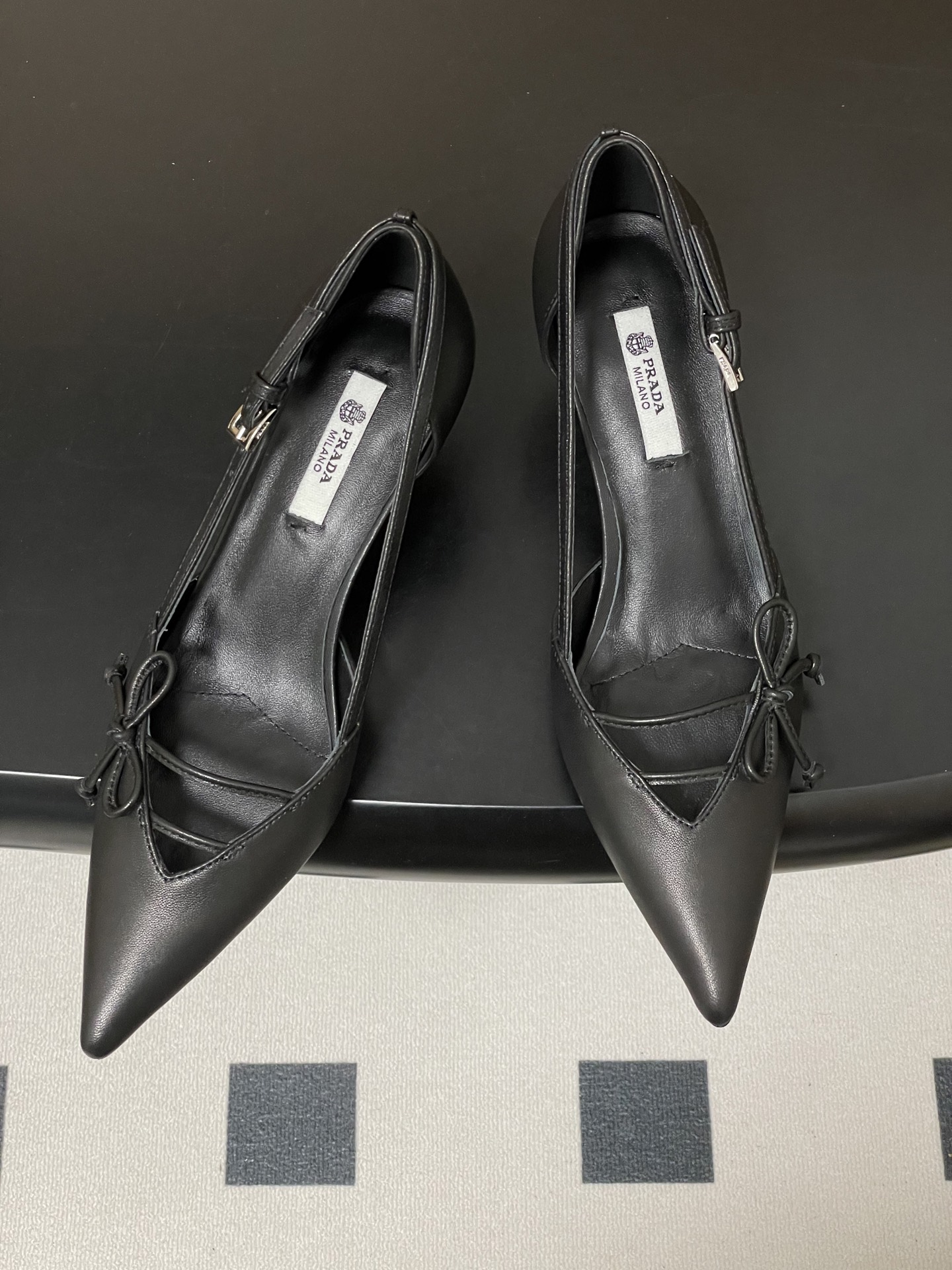 Prada 26Ss春夏新款Prada 普拉达最新走秀款尖头蝴蝶结高跟鞋 搭扣侧空细跟单鞋 老钱风小猫跟单鞋
