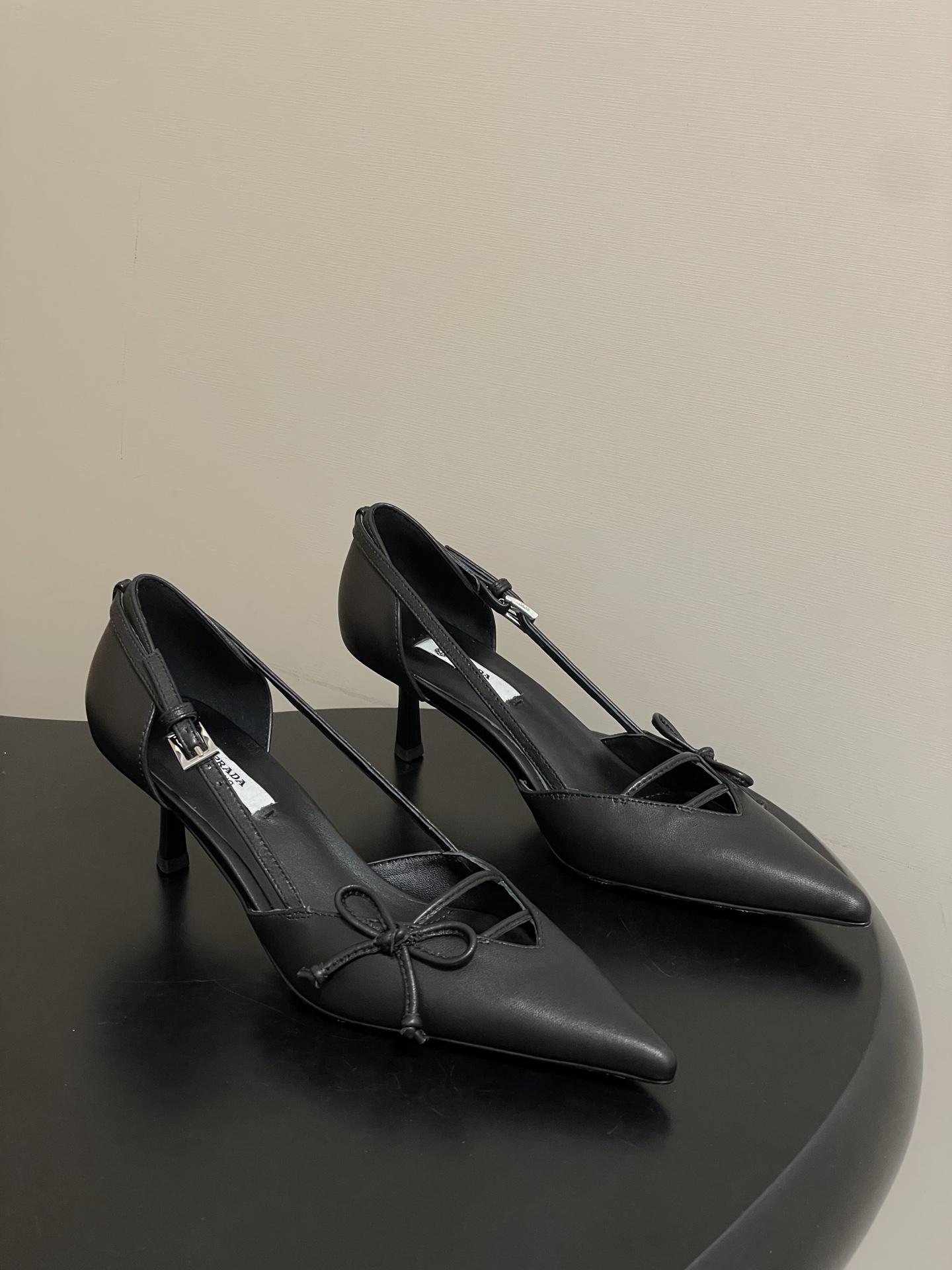 Prada 26Ss春夏新款Prada 普拉达最新走秀款尖头蝴蝶结高跟鞋 搭扣侧空细跟单鞋 老钱风小猫跟单鞋