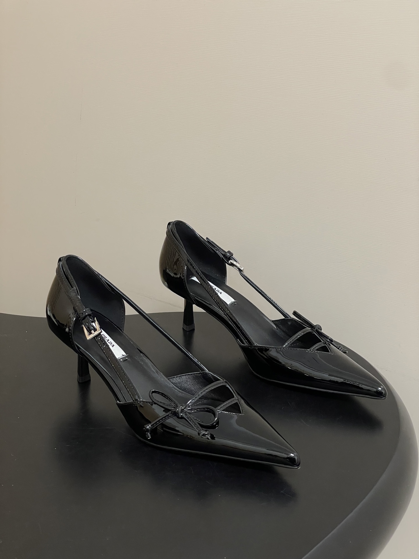 Prada 26Ss春夏新款Prada 普拉达最新走秀款尖头蝴蝶结高跟鞋 搭扣侧空细跟单鞋 老钱风小猫跟单鞋