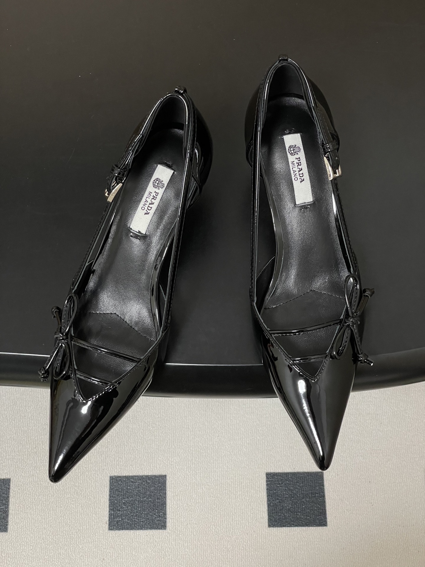 Prada 26Ss春夏新款Prada 普拉达最新走秀款尖头蝴蝶结高跟鞋 搭扣侧空细跟单鞋 老钱风小猫跟单鞋