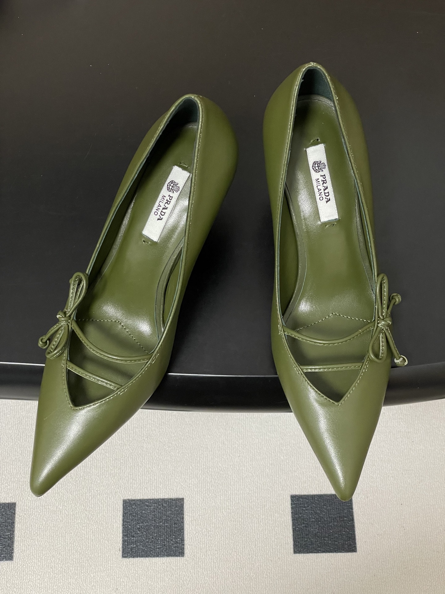 Prada 26Ss春夏新款Prada 普拉达最新走秀款尖头蝴蝶结高跟鞋 搭扣侧空细跟单鞋 老钱风小猫跟单鞋
