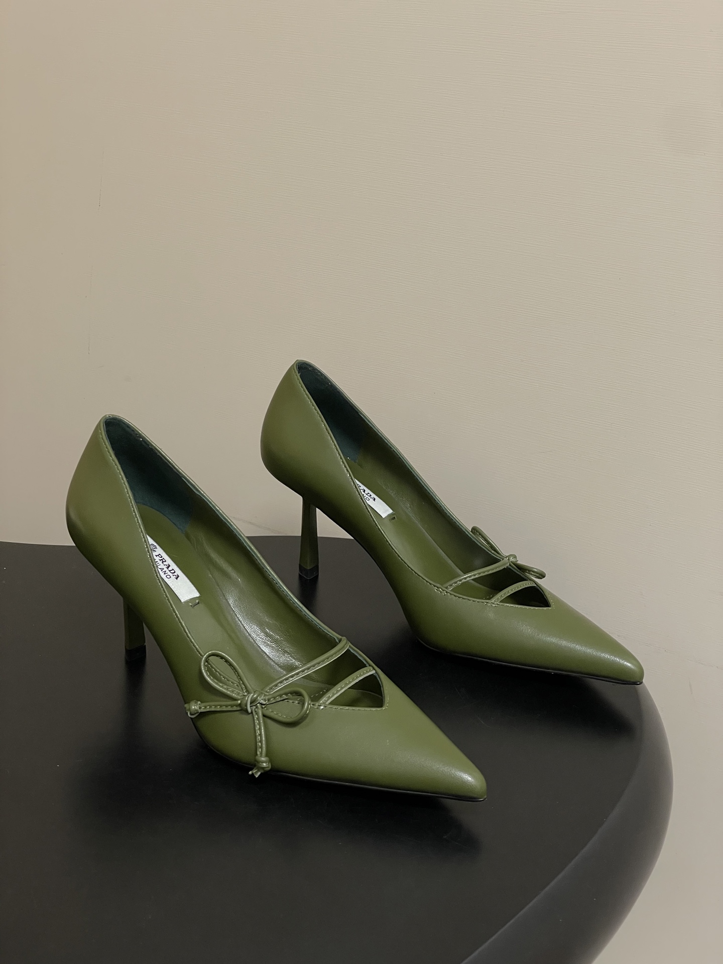 Prada 26Ss春夏新款Prada 普拉达最新走秀款尖头蝴蝶结高跟鞋 搭扣侧空细跟单鞋 老钱风小猫跟单鞋