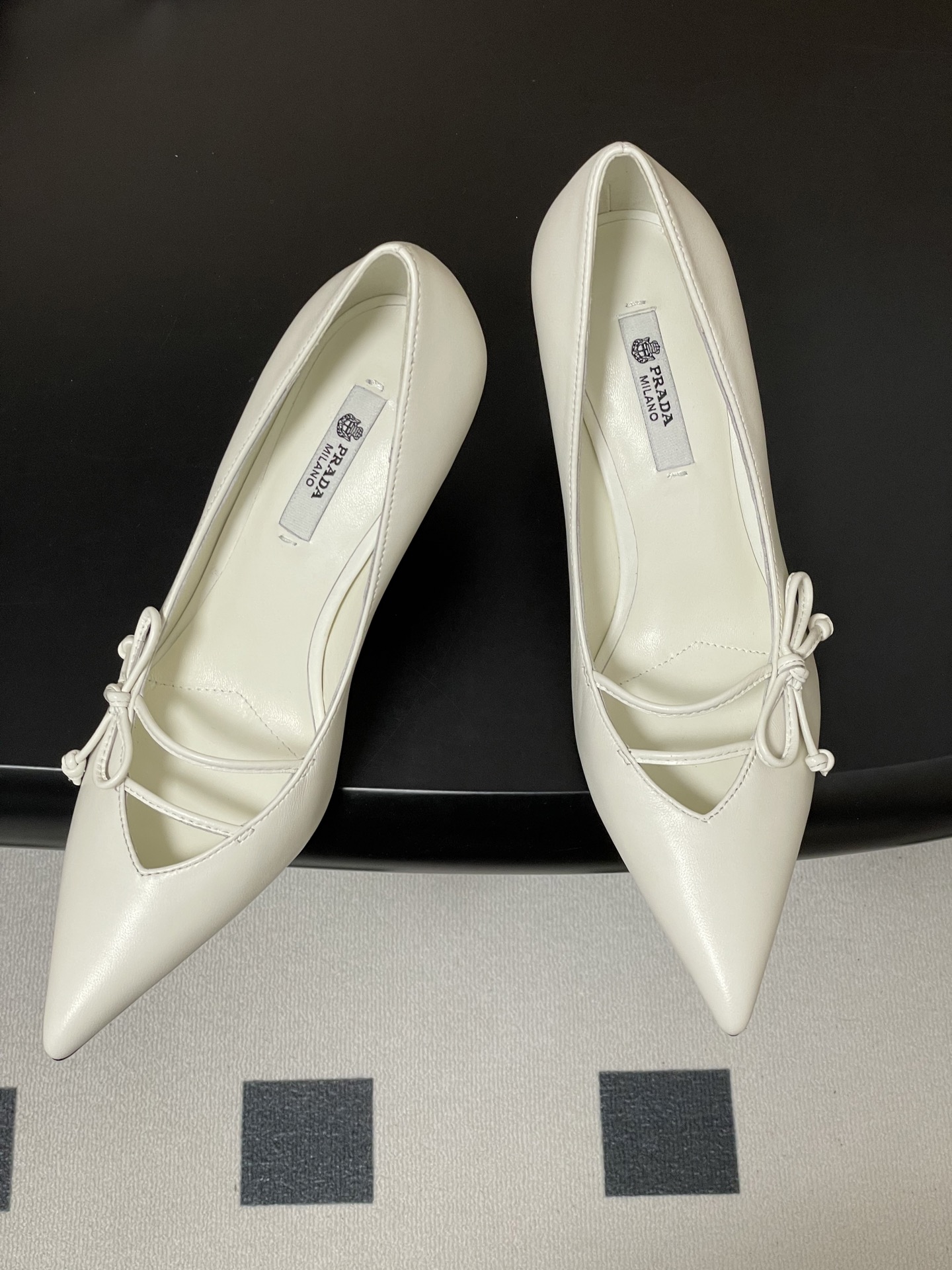 Prada 26Ss春夏新款Prada 普拉达最新走秀款尖头蝴蝶结高跟鞋 搭扣侧空细跟单鞋 老钱风小猫跟单鞋