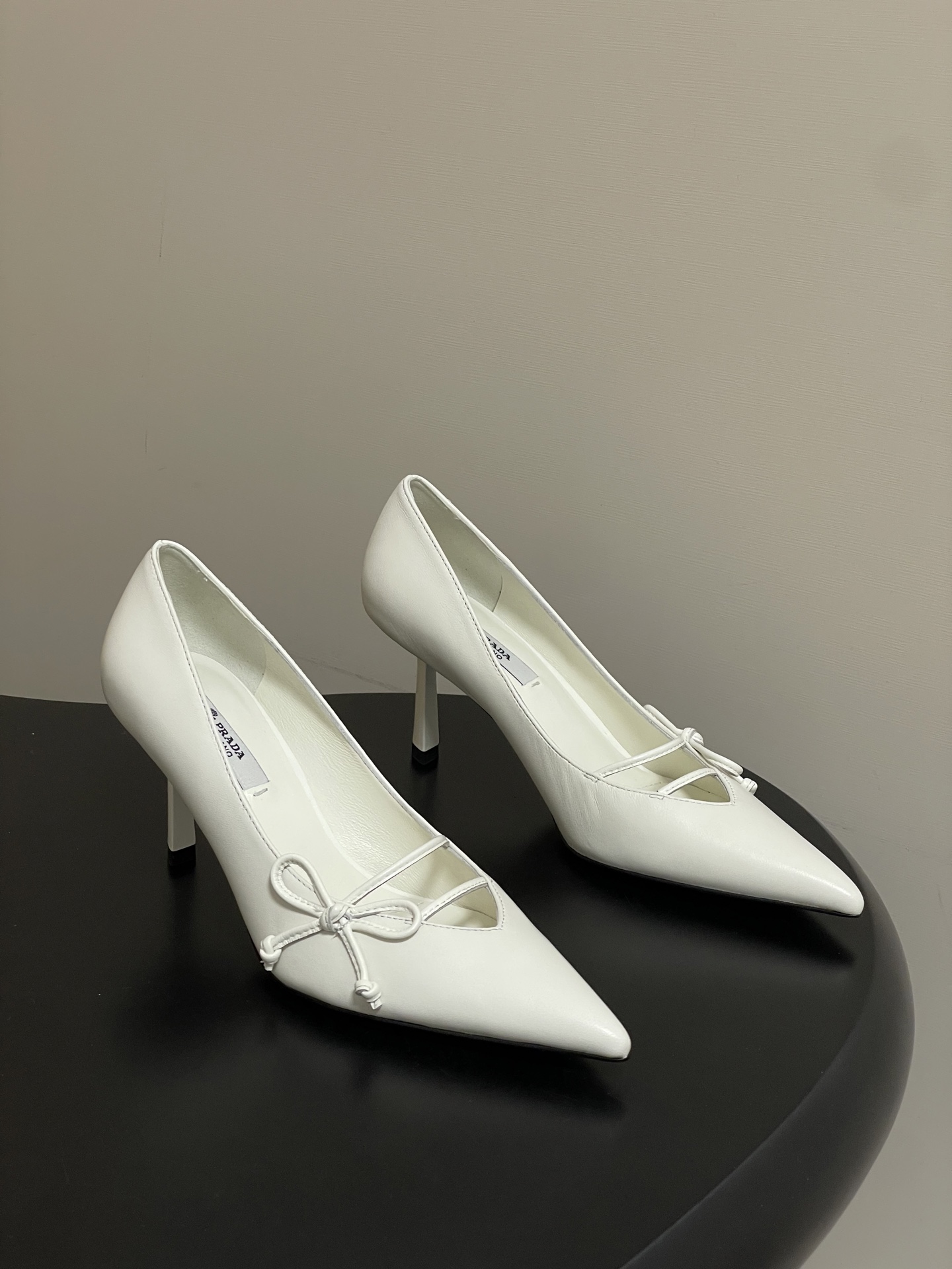 Prada 26Ss春夏新款Prada 普拉达最新走秀款尖头蝴蝶结高跟鞋 搭扣侧空细跟单鞋 老钱风小猫跟单鞋