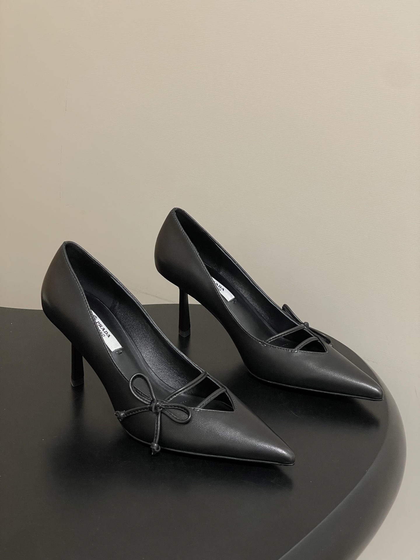 Prada 26Ss春夏新款Prada 普拉达最新走秀款尖头蝴蝶结高跟鞋 搭扣侧空细跟单鞋 老钱风小猫跟单鞋