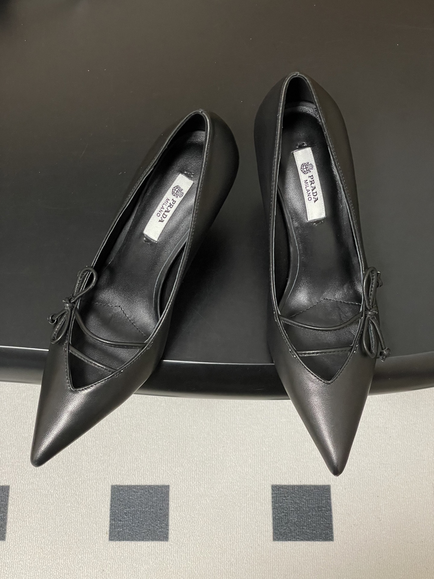 Prada 26Ss春夏新款Prada 普拉达最新走秀款尖头蝴蝶结高跟鞋 搭扣侧空细跟单鞋 老钱风小猫跟单鞋