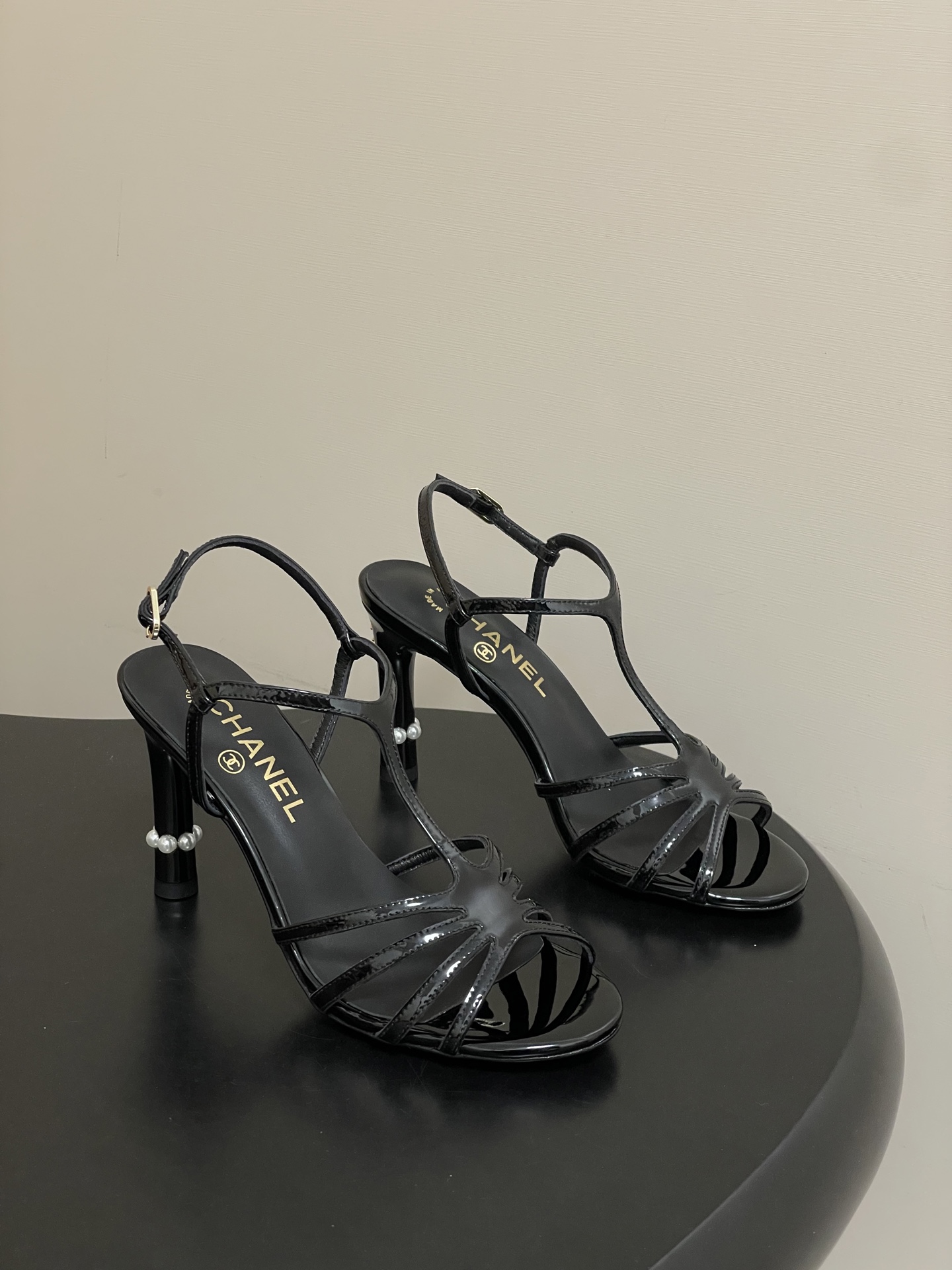 NO:693716,- 26A spring and summer new Chanel Xiaoxiang Roman high-heeled sandals and pearl-heeled sandals really express the elegant and intellectual temperament of women to the fullest!  Comfortable on your feet!  Super pretty and versatile on the feet!  Pair it with a small skirt, a sunhat and sunglasses. It's very ladylike and a must-have for summer travel!  Upper cowhide, inner padding sheepskin, sole Italian genuine leather outsole, heel height 9cm, size 35-39 (40 custom made, non-refundable), high-heeled sandals, chanel, sandals, high heels, skirts, cowhide, sheepskin, Leather soles, hats19860909- 26A春夏新款Chanel小香 罗马高跟凉鞋珍珠跟凉鞋 真的把女人的优雅知性气质表现的淋漓尽致！ 脚感舒适！上脚超级仙美又百搭！ 配一条小裙子带一个遮阳帽还有墨镜 非常的名媛风,夏天旅游必备款！ 鞋面牛皮 内里垫脚羊皮 鞋底意大利真皮大底 跟高9cm 码数35-39（40定做不退换）,高跟鞋凉鞋,chanel,sandals,high heels,skirts,cowhide,sheepskin,Leather soles,hats,Women's Shoes