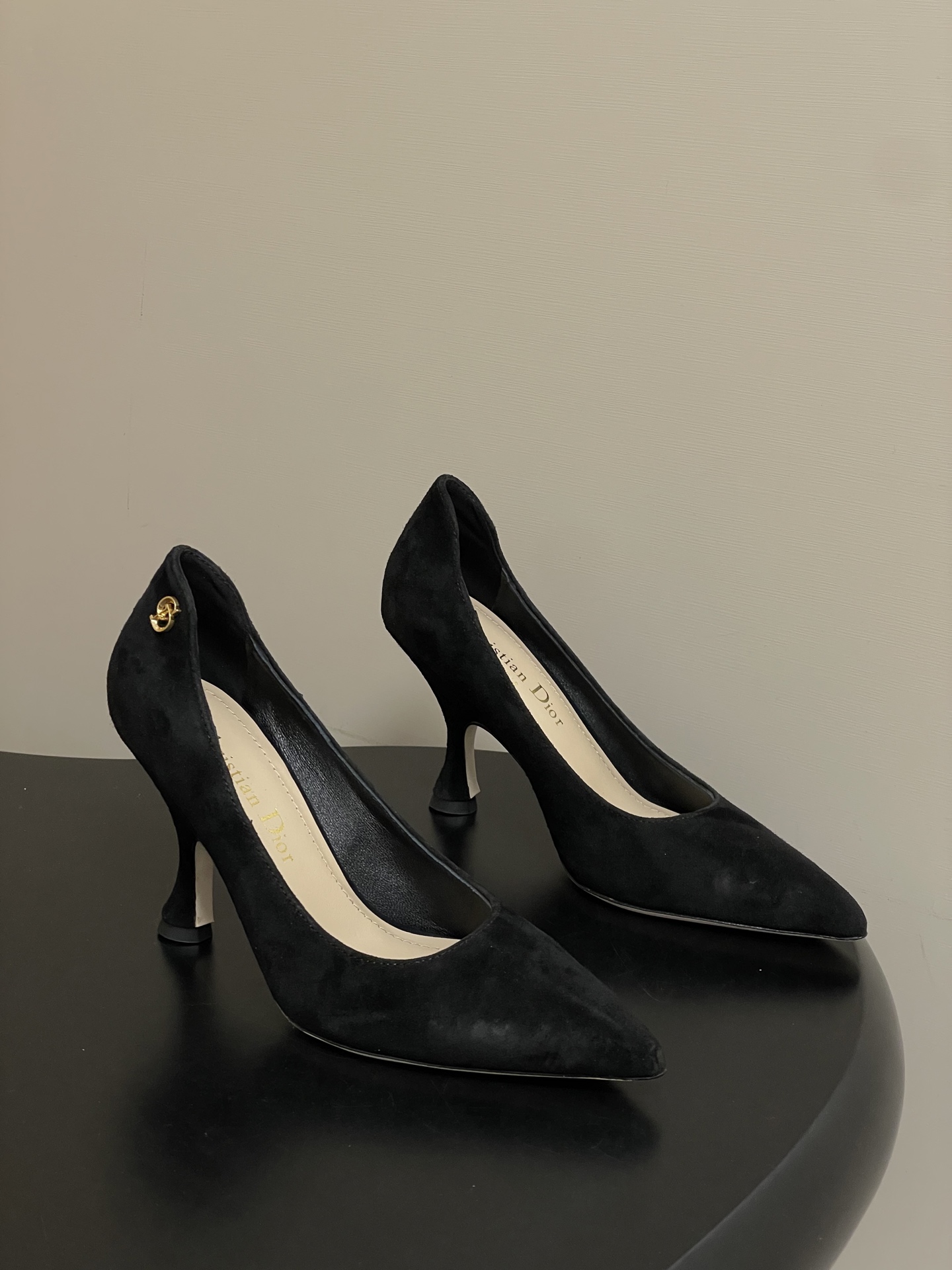 NO:693715,- 26ss spring and summer new Dior Dior latest catwalk style CD letter hardware buckle crocodile pattern leather pointed toe high heels retro style high heel shoes Dior 2026 spring and summer series high heels, by Jonathan  Anderson design, black pointed toe + gold CD metal buckle, elegant and modern. The stiletto heel is 9.5cm, which modifies the leg shape and elongates the proportion, suitable for formal occasions such as the workplace and banquets. The upper is made of high-quality leather, soft to the touch and comfortable to wear. The CD metal buckle is a classic symbol of Dior, highlighting the brand's history and innovation. The overall design combines classicity and playfulness, and is a symbol of modern femininity and confidence. The upper is cowhide/sheep leather, the lining is sheepskin, and the sole is Italian leather outsole.  Heel height 9.5cm, size 35-39 (40.41 custom-made, non-refundable), high-heeled shoes, dior, dior, high heels, cowhide, sheepskin, sheep, Leather soles19860909- 26ss春夏新款Dior迪奥最新走秀款CD字母五金扣鳄鱼纹皮面尖头高跟鞋复古风高跟单鞋 Dior 2026春夏系列高跟鞋,由Jonathan Anderson设计,黑色尖头+金色CD金属扣,优雅又有现代感.细高跟9.5cm,修饰腿型,拉长比例,适合职场、宴会等正式场合.鞋面优质皮革,触感柔软,穿着舒适.CD金属扣是Dior经典标志,彰显品牌历史与创新.整体设计融合经典与玩味,是现代女性气质与自信的象征. 鞋面牛皮/羊猄皮 内里垫脚羊皮 鞋底意大利真皮大底 跟高9.5cm 码数35-39（40.41定做不退换）,高跟鞋单鞋,dior,dior,high heels,cowhide,sheepskin,sheep,Leather soles,Women's Shoes