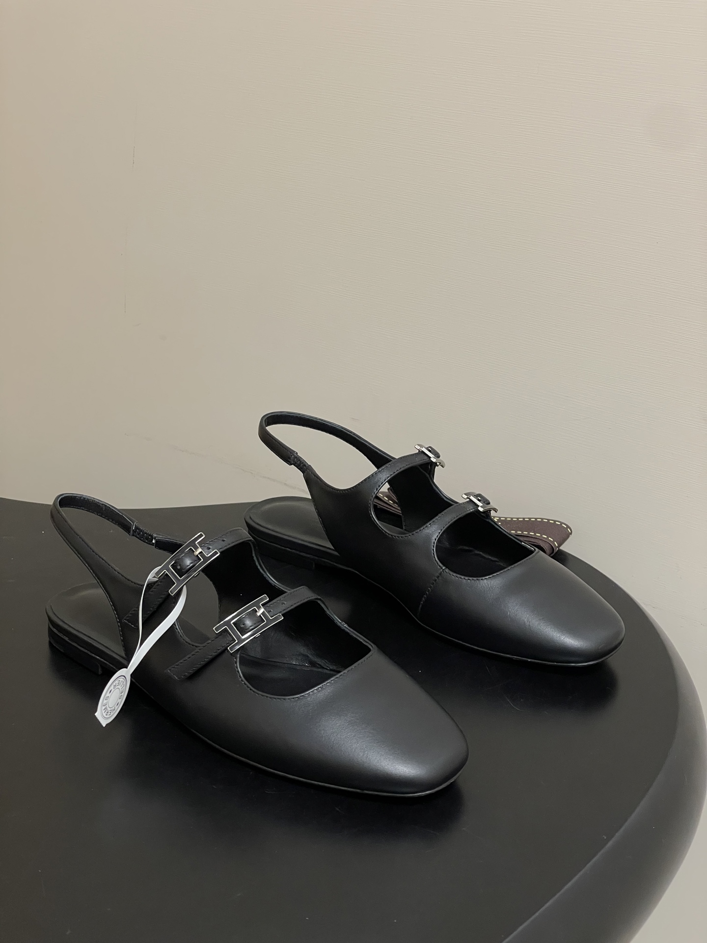 NO:694500,-Top quality (with high-end airplane box) Hermes H family 26s spring and summer new Mila slingback sandals series H buckle Mary Jane shoes H letter diamond buckle two-strap flat back sandals  The small square toe design is classic and fashionable, with Hapi shoe buckles. It can visually lengthen the leg line and make the feet look more slender. There is a slender shoelace on the upper, which increases the layering and design of the shoe. The shoelace is equipped with a delicate H metal buckle/rhinestone buckle decoration, which adds a touch of highlight and fashion to the overall shape.  The overall style of this pair of shoes is simple yet elegant, blending classic and fashionable elements. The main color makes it very versatile, whether it is paired with formal clothing or casual clothing, it can show different style charms. Upper calfskin, lining lambskin, sole Italian A-grade leather outsole, size 35-39 (40.41 custom-made, non-refundable), sandals, hermes, hermes, sandals, mary  jane,cowhide,sheepskin,Leather soles19860909-顶级品质（配高档飞机盒） Hermes 爱马仕 H家26s春夏新款 Mila露跟凉鞋系列H扣玛丽珍鞋H字母钻扣二带平底后空凉鞋 小方头设计经典且时尚,搭配Hapi鞋扣.能够在视觉上拉长腿部线条,使双脚看起来更加修长.鞋面上有一条细长的鞋带,增加了鞋子的层次感和设计感.鞋带上配有一个精致H金属扣/水钻扣装饰,为整体造型增添了一丝亮点和时尚感. 这双鞋整体风格简约而不失优雅,融合了经典与时尚元素.主色调使其具有很强的百搭性,无论是搭配正式的服装还是休闲的服饰,都能展现出不同的风格魅力. 鞋面小牛皮 内里垫脚小羊皮 鞋底意大利A级真皮大底 码数35-39（40.41定做不退换）,凉鞋,hermes,hermes,sandals,mary jane,cowhide,sheepskin,Leather soles,Women's Shoes