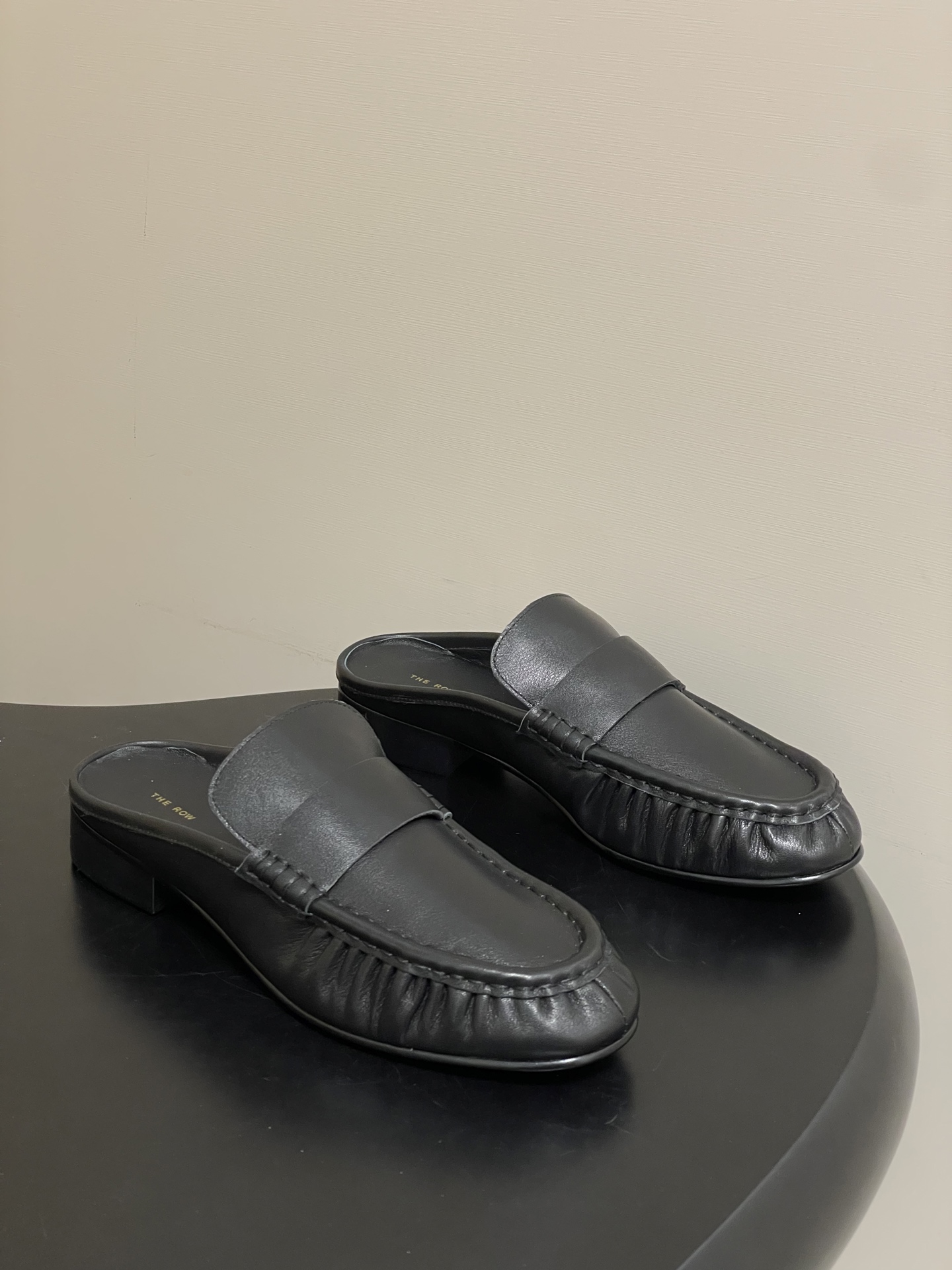 NO:694463,- THE ROW 26Fw Spring and Summer New TR Retro Eel Skin Mule Half Slippers Loafers Shiny Old Money Style Small Leather Shoes This pair of loafers is simply a model of minimalist aesthetics!  The square toe design is neat and elegant and flatters the foot shape, perfectly balancing fashion and comfort. When you put it on, you will instantly feel full of aura. The minimalist appearance does not have too many complicated decorations, but with its smooth lines and exquisite workmanship, it has become the king of all-match styles. Pair it with jeans and it is casual and comfortable. Change it to suit pants and it will be smart and neat. Pair it with a dress to show your elegance and easily adapt to various occasions. You can switch between different styles freely. The upper is made of custom-made eel grain cowhide.  Sheepskin lining, Italian genuine leather outsole, size 35-39 (40.41 custom-made, non-refundable), semi-drags, loafers, slippers, skirts, jeans, business suit, cowhide, sheepskin, Leather soles19860909- THE ROW 26Fw春夏新款 TR复古鳗鱼皮穆勒半拖鞋 乐福鞋亮面老钱风小皮鞋单鞋 这双乐福鞋简直是极简美学的典范！方头设计利落大气 又修饰脚型,完美平衡了时髦感与舒适度,穿上它 瞬间气场全开.极简的外观没有过多繁杂的装饰,却凭借流畅的线条和精致的做工,成为穿搭界的百搭之王.搭配牛仔裤 随性又自在,换上西装裤 干练又利落,搭配连衣裙 则尽显优雅气质,轻松适配各种场合 在不同风格间自由切换. 鞋面定制鳗鱼纹牛皮 内里垫脚羊皮 鞋底意大利真皮大底 码数35-39（40.41定做不退换）,半拖,loafers,slippers,skirts,jeans,business suit,cowhide,sheepskin,Leather soles,Women's Shoes
