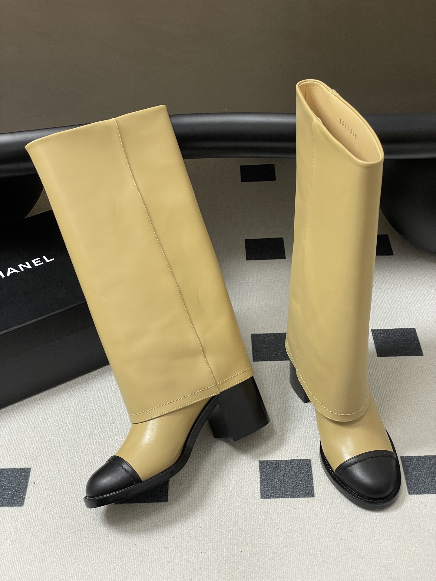 Chanel 秋冬新款Chanel 25A小香 双C纽扣翻口靴系列短靴/长靴 走秀款圆头粗跟裤筒靴长靴骑士靴直筒靴