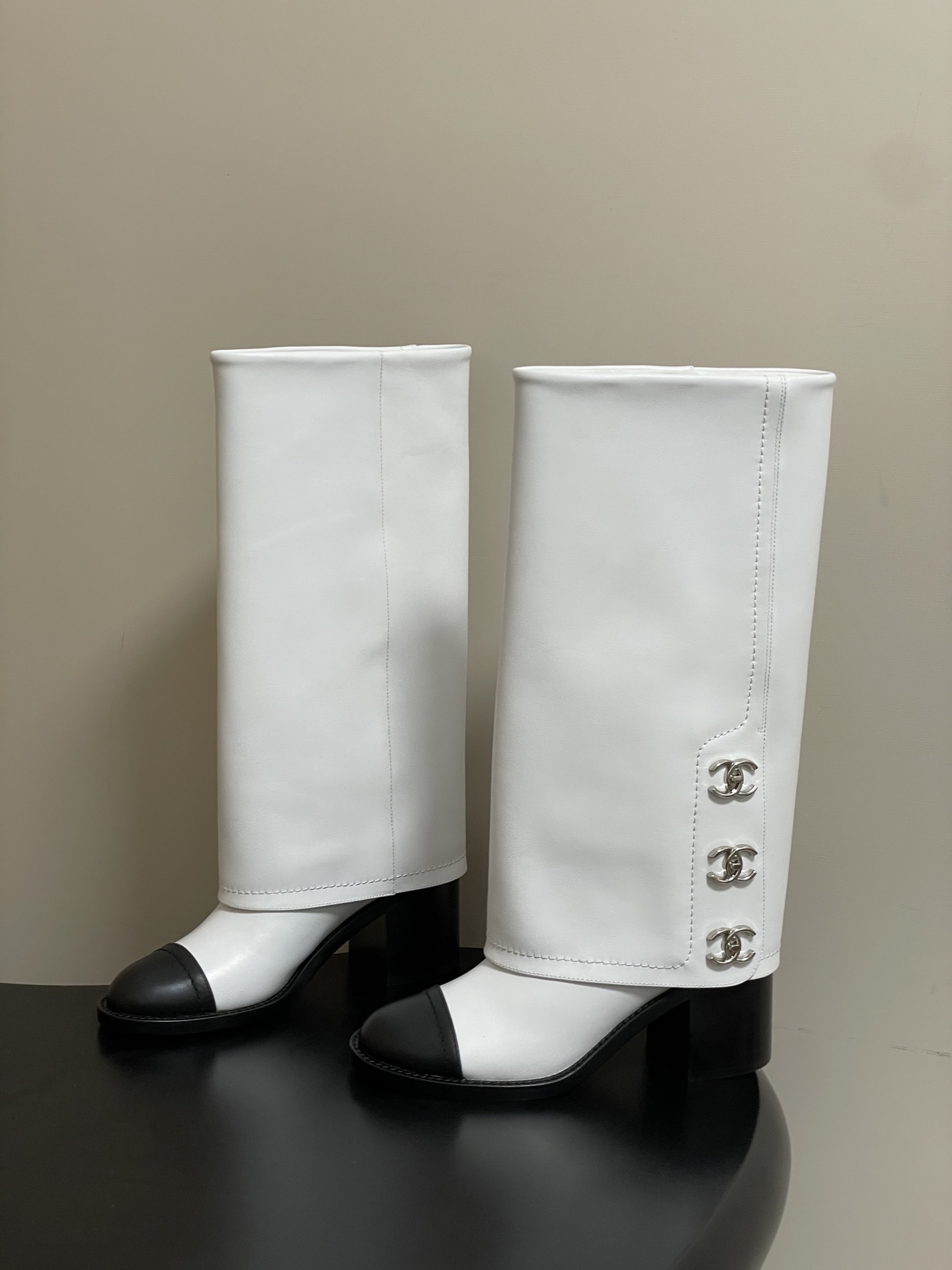 Chanel 秋冬新款Chanel 25A小香 双C纽扣翻口靴系列短靴/长靴 走秀款圆头粗跟裤筒靴长靴骑士靴直筒靴