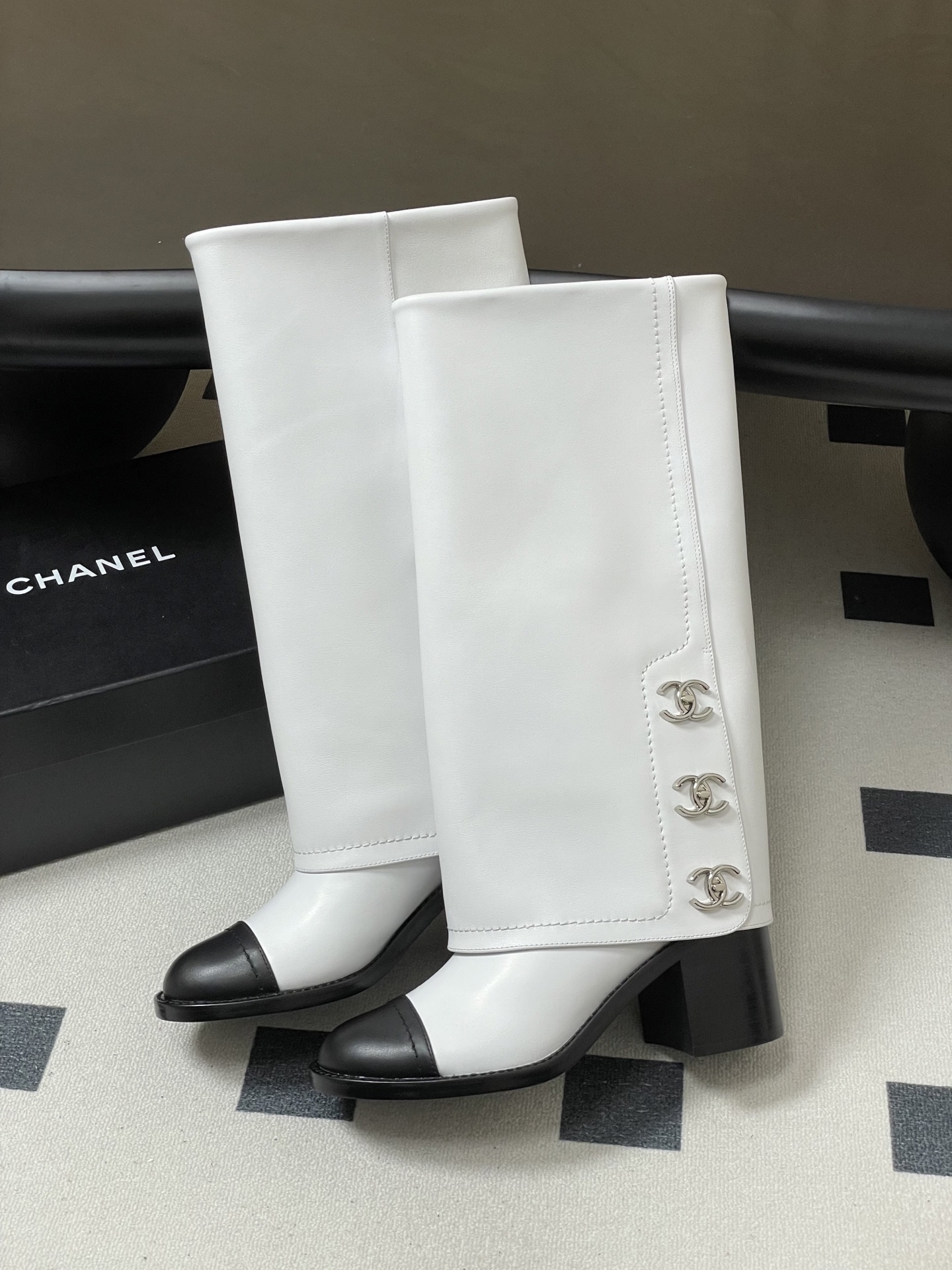 Chanel 秋冬新款Chanel 25A小香 双C纽扣翻口靴系列短靴/长靴 走秀款圆头粗跟裤筒靴长靴骑士靴直筒靴