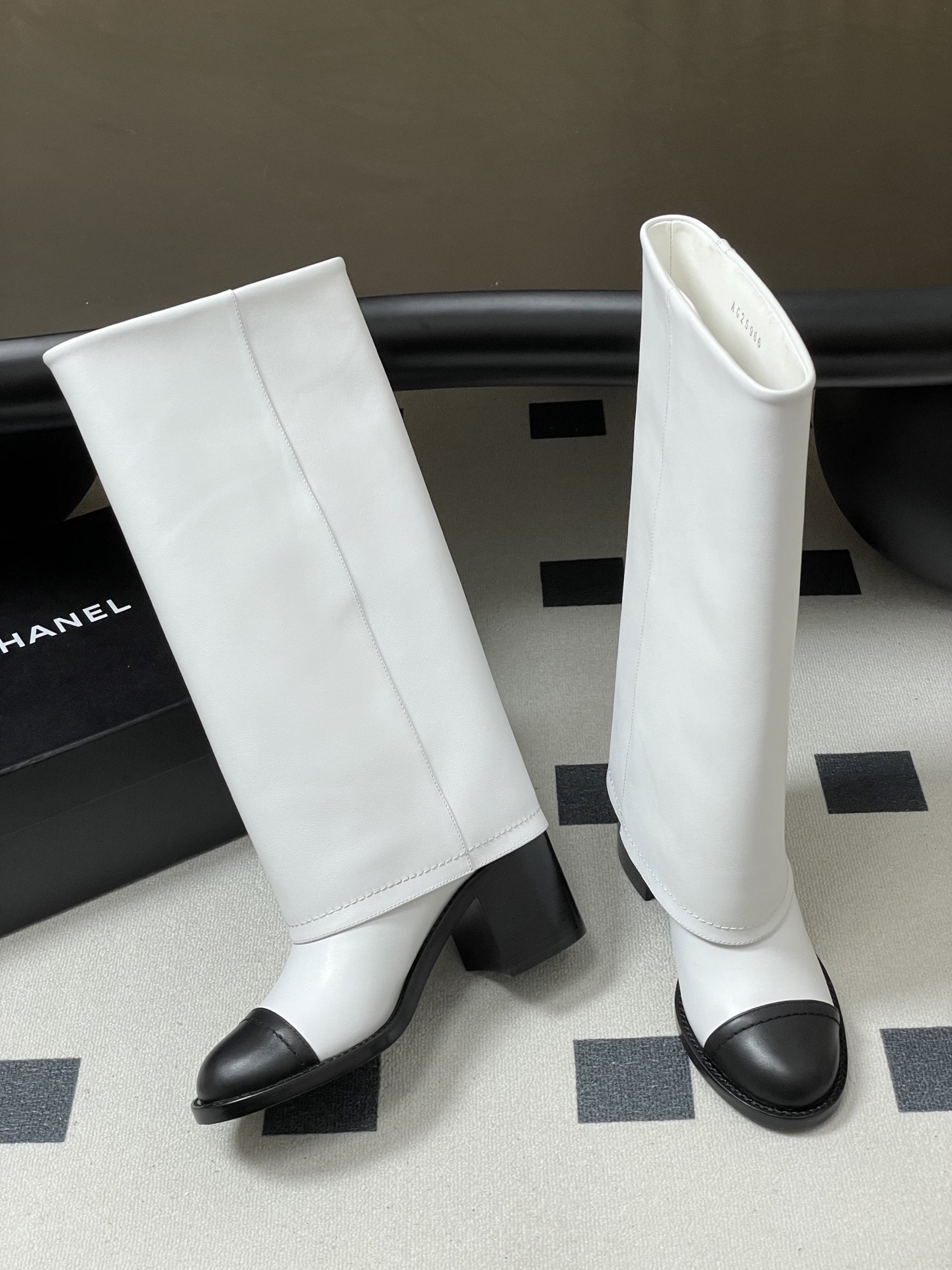 Chanel 秋冬新款Chanel 25A小香 双C纽扣翻口靴系列短靴/长靴 走秀款圆头粗跟裤筒靴长靴骑士靴直筒靴