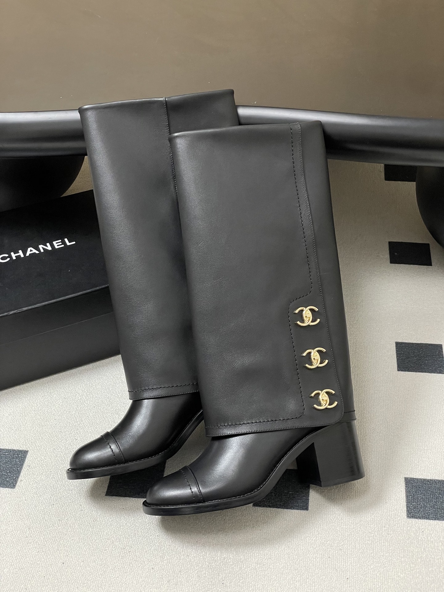 Chanel 秋冬新款Chanel 25A小香 双C纽扣翻口靴系列短靴/长靴 走秀款圆头粗跟裤筒靴长靴骑士靴直筒靴