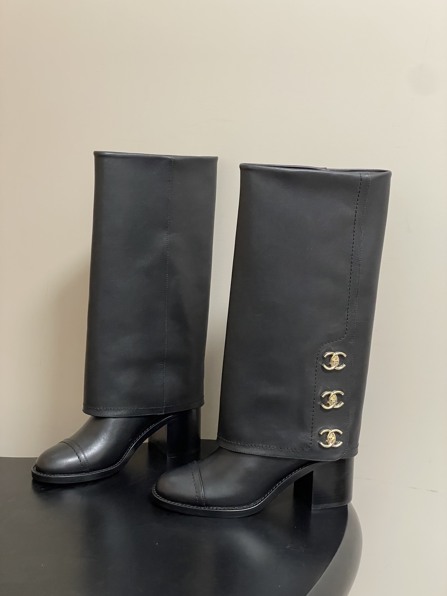 Chanel 秋冬新款Chanel 25A小香 双C纽扣翻口靴系列短靴/长靴 走秀款圆头粗跟裤筒靴长靴骑士靴直筒靴