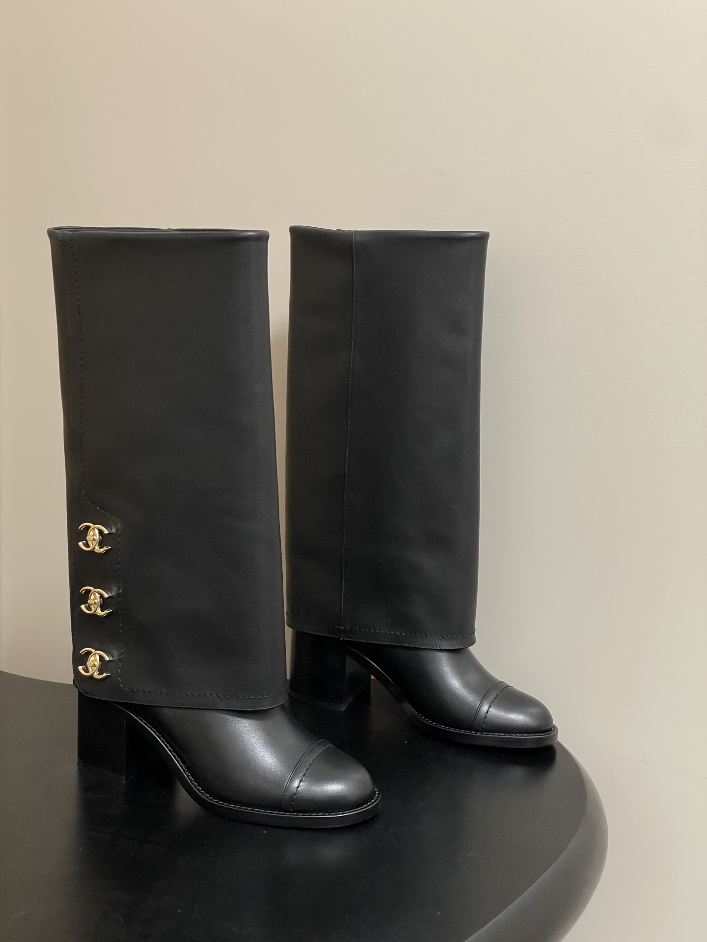 NO:694477,- The new autumn and winter Chanel 25A Xiaoxiang double C button turn-up boots series short boots/long boots, catwalk style round toe thick heel trouser boots, knight boots straight boots, very popular, really attractive, the more I look at them, the more I like them!  These trouser boots are really suitable for autumn and winter. They look great on the feet and lengthen your legs!  !  !  It’s not just me bragging about the fact that my legs become semen when I put them on. I’m an instant supermodel and look super textured!  One of my favorite shoes in recent times!  Please!  Is it really a must-have for everyone? You can wear it casually with a high-end feel!  Once again, I will bring you a killer item quickly and accurately. Fashion means always being ahead of others. Another popular item from the invincible yyds!  Cowhide upper, sheepskin lining, heel height 7cm, Italian genuine leather outsole, size 35-39 (40.41.42 custom made, non-returnable), boots, chanel, boots, cowhide, sheepskin, Leather soles19860909- 秋冬新款Chanel 25A小香 双C纽扣翻口靴系列短靴/长靴 走秀款圆头粗跟裤筒靴长靴骑士靴直筒靴 非常爆真的是很耐看越看越喜欢！这款裤管靴真的太适合秋冬了 上脚超级好看,拉长腿型不在话下！！！穿上就变腿精绝不是我吹 瞬间超模一米八 超有质感！近期最爱的鞋子没有之一！拜托！真的是人手必备好吗～随意的搭配都能穿出高级感！ 又是快狠准的给你们带上绝杀单品 时髦就是永远赶在别人前面 又是无敌绝绝子的爆款单品yyds！ 鞋面牛皮 内里垫脚羊皮 跟高7cm 鞋底意大利真皮大底 码数35-39（40.41.42定做不退换）,靴子,chanel,boots,cowhide,sheepskin,Leather soles,Women's Shoes