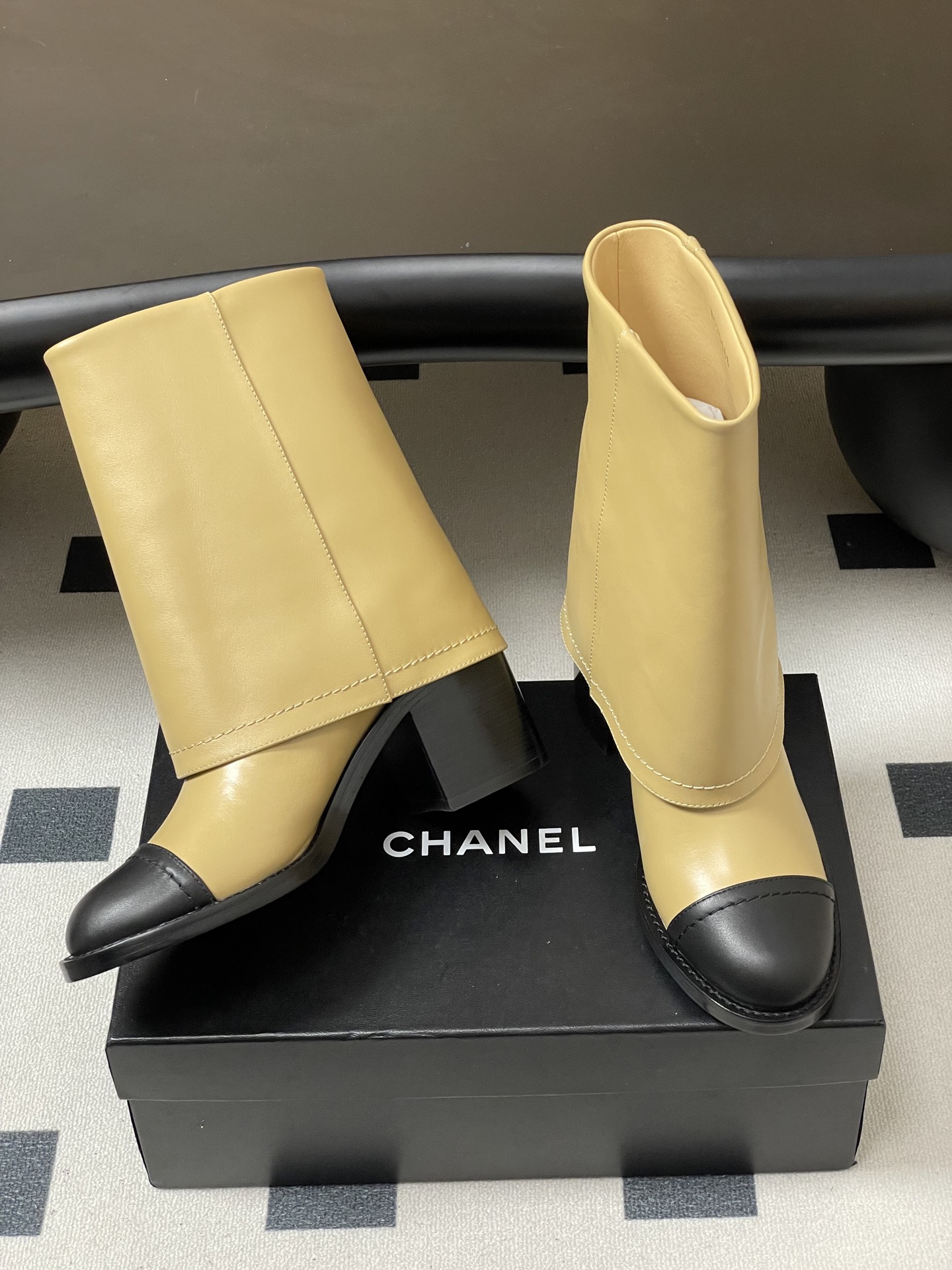Chanel 秋冬新款Chanel 25A小香 双C纽扣翻口靴系列短靴/长靴 走秀款圆头粗跟裤筒靴长靴骑士靴直筒靴