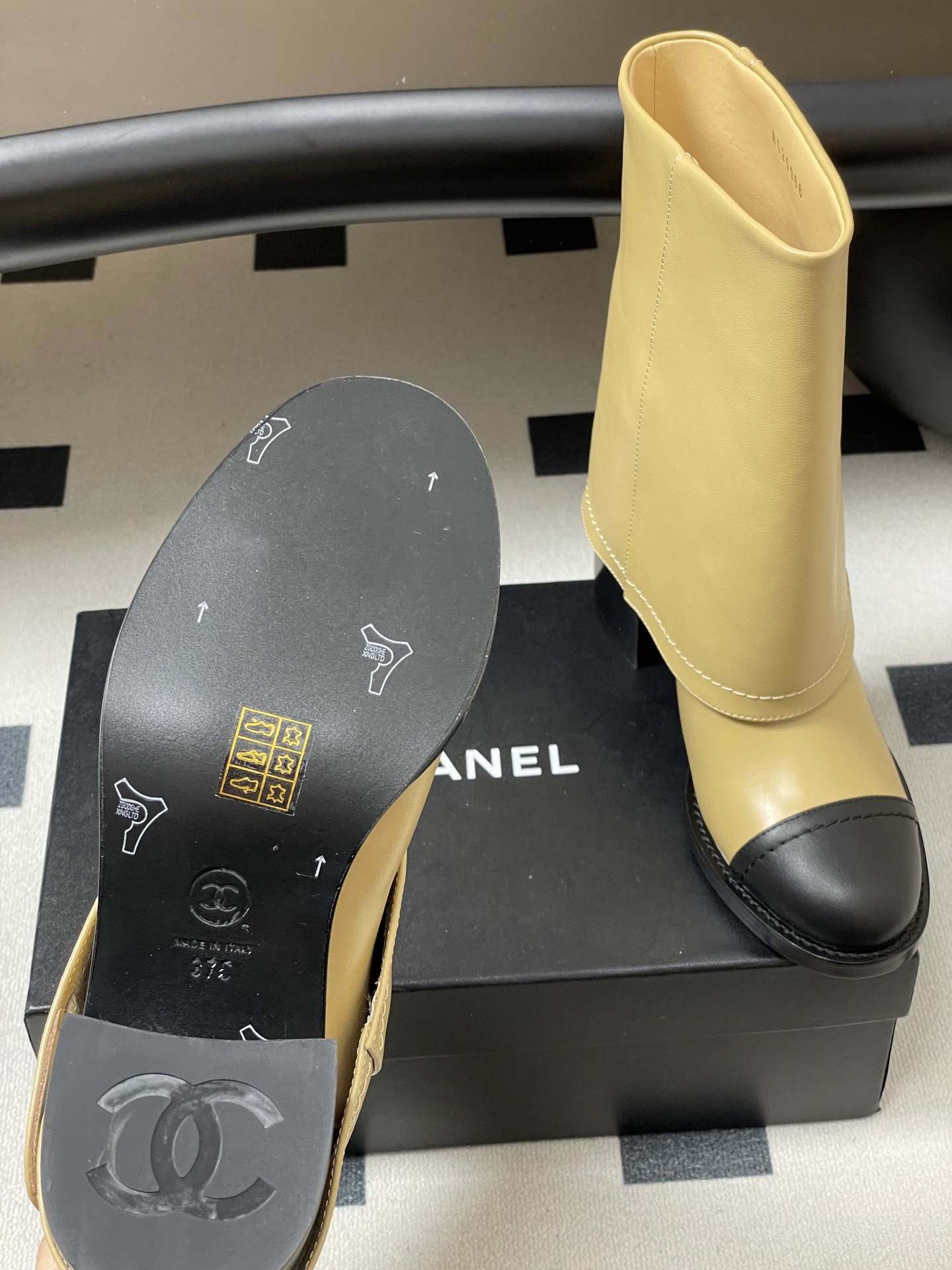 Chanel 秋冬新款Chanel 25A小香 双C纽扣翻口靴系列短靴/长靴 走秀款圆头粗跟裤筒靴长靴骑士靴直筒靴