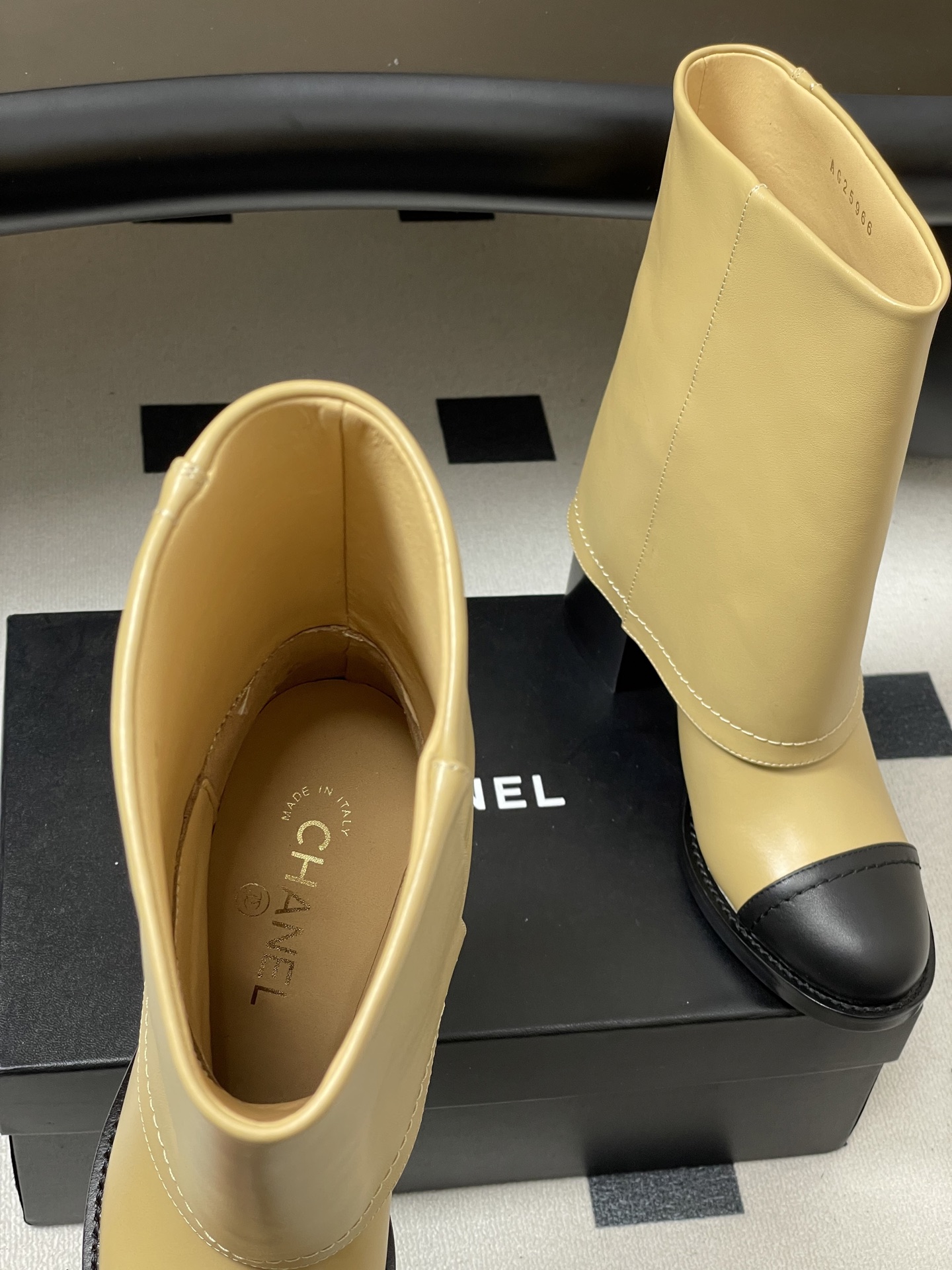 Chanel 秋冬新款Chanel 25A小香 双C纽扣翻口靴系列短靴/长靴 走秀款圆头粗跟裤筒靴长靴骑士靴直筒靴
