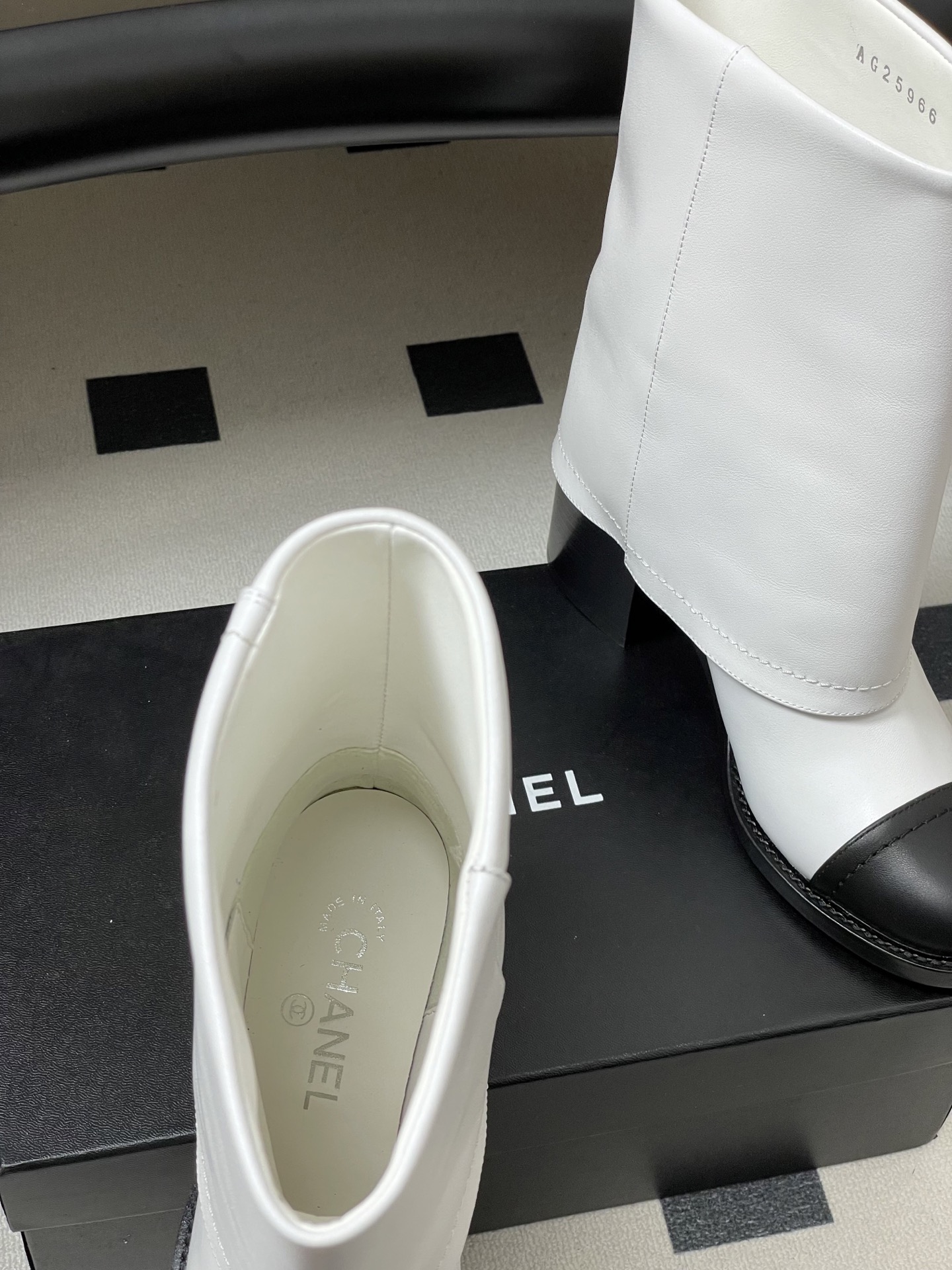 Chanel 秋冬新款Chanel 25A小香 双C纽扣翻口靴系列短靴/长靴 走秀款圆头粗跟裤筒靴长靴骑士靴直筒靴