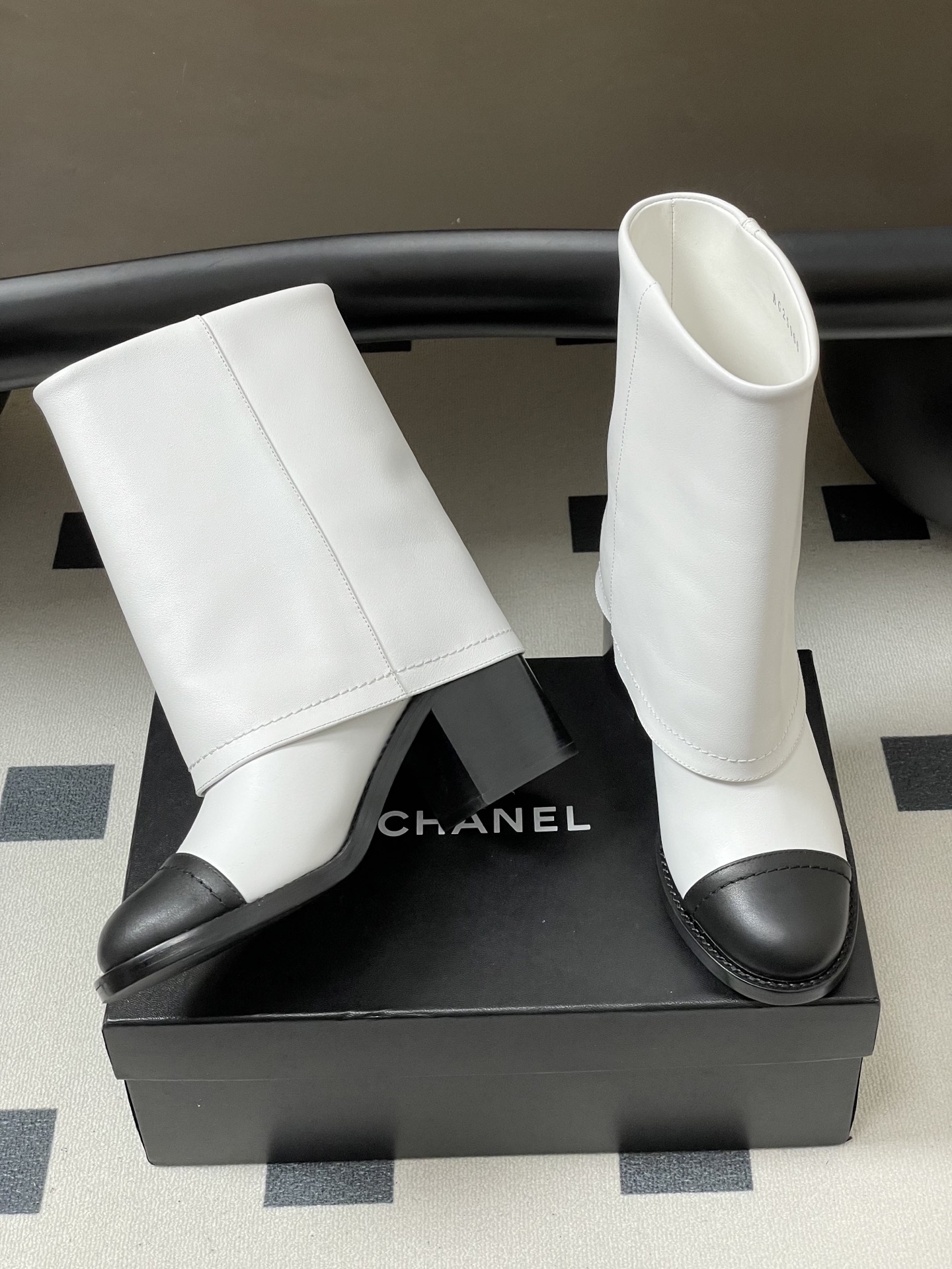 Chanel 秋冬新款Chanel 25A小香 双C纽扣翻口靴系列短靴/长靴 走秀款圆头粗跟裤筒靴长靴骑士靴直筒靴