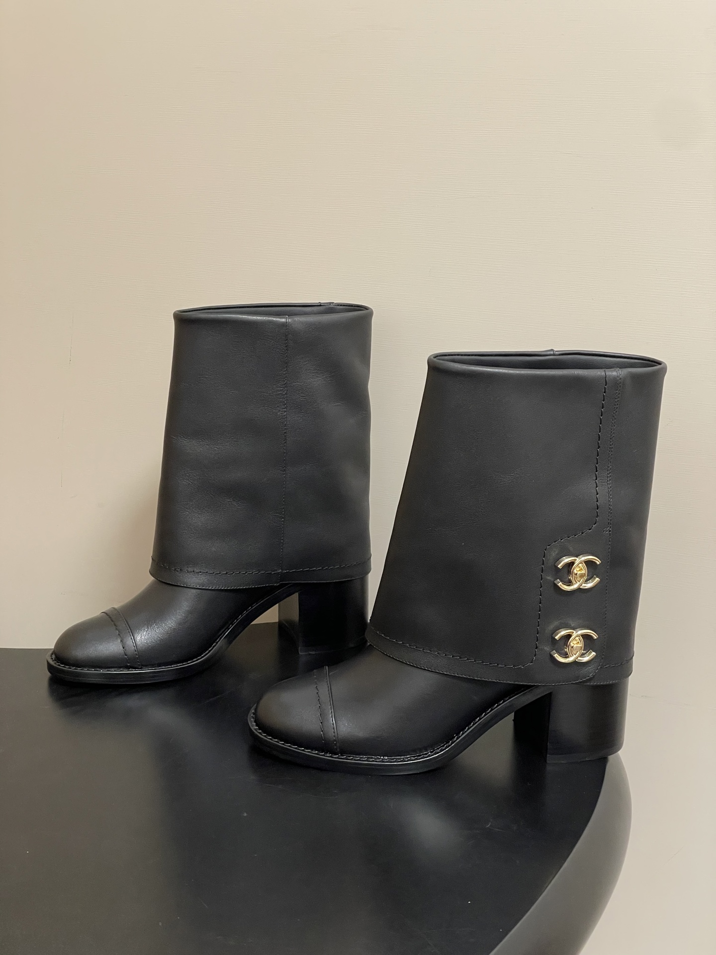 Chanel 秋冬新款Chanel 25A小香 双C纽扣翻口靴系列短靴/长靴 走秀款圆头粗跟裤筒靴长靴骑士靴直筒靴
