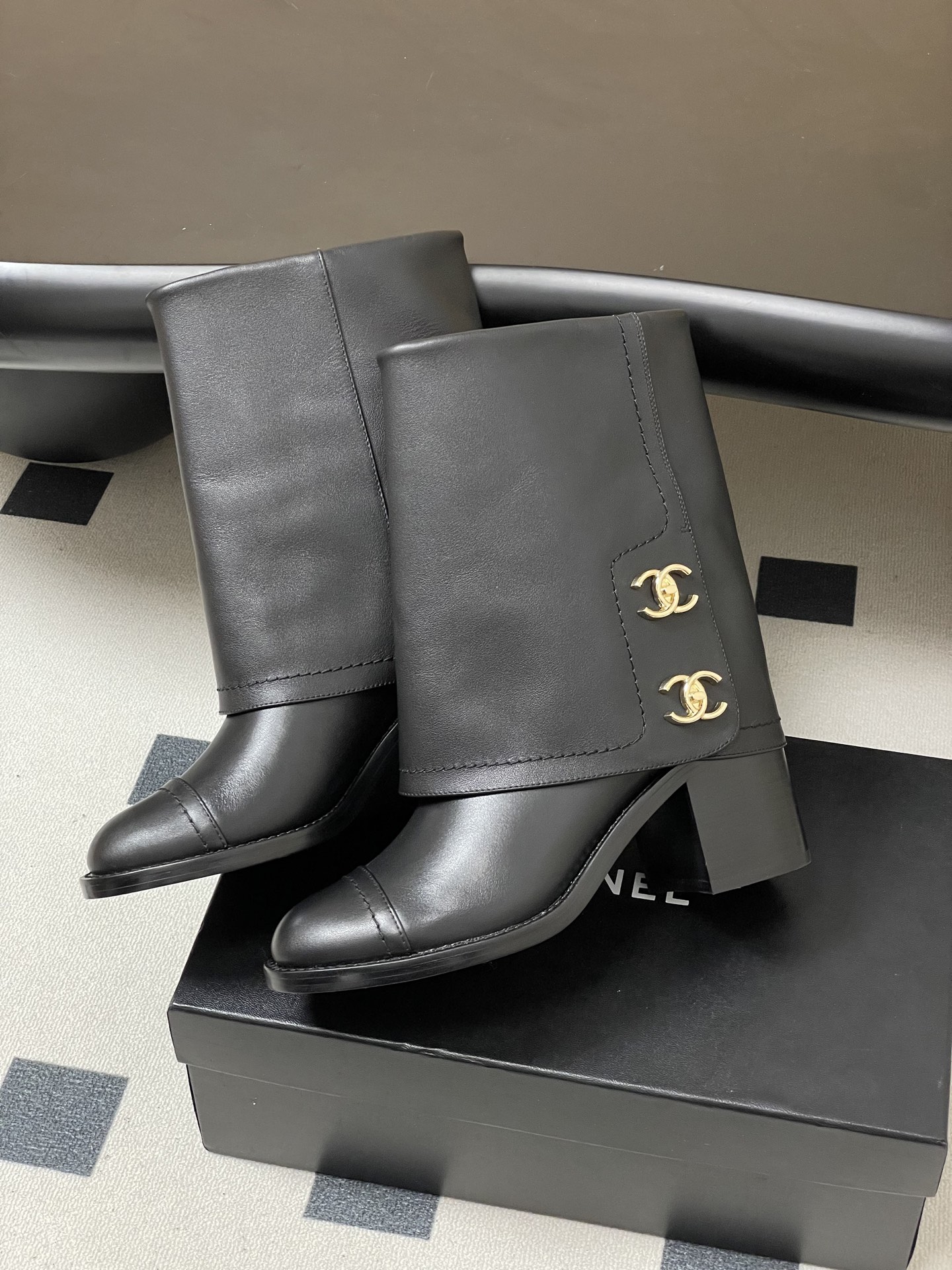 Chanel 秋冬新款Chanel 25A小香 双C纽扣翻口靴系列短靴/长靴 走秀款圆头粗跟裤筒靴长靴骑士靴直筒靴