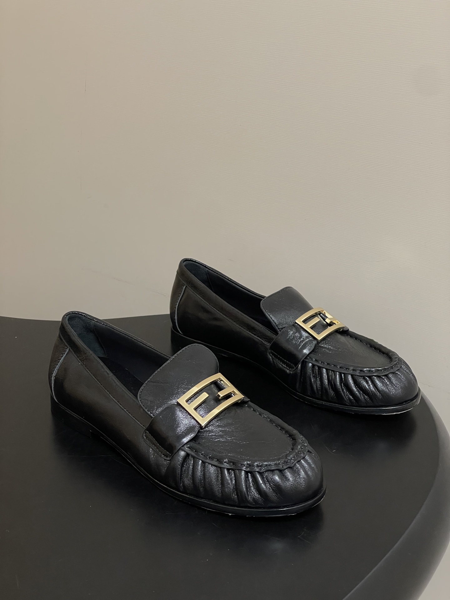 NO:694482,- 2026 spring and summer new FENDI Baguette loafers/mules series FF buckle pleated round-toe old money style loafers retro toe-cap Mule half-slippers Round-toe loafers, uppers decorated with FF Baguette accessories. Cow leather material. Pleated toe cap, flexible wraparound shape. Non-slip rubber inlaid leather sole. Pleated texture + gold buckle~low-key and full of temperament~recognizable!  !  Exquisite and elegant/fashionable/unique and charming. It can be easily matched with suit pants, skirts and jeans. Comfortable and fashionable. A must-have item for high-end 'old money style'. Upper butter leather/sheep leather/horse hair. Lining foot pad sheepskin. Sole Italian leather outsole (forefoot injection molding). Size:  35-39 (40.41 custom-made, non-refundable), loafers and half slippers, fendi, fendi, loafers, slippers, skirts, jeans, business suit, cowhide, sheepskin, sheep, Leather soles19860909- 2026春夏新款FENDI芬迪 Baguette乐福鞋/穆勒鞋系列 FF扣褶皱圆头老钱风乐福鞋复古包头穆勒半拖鞋 圆头乐福鞋,鞋面饰有FF Baguette配饰.牛皮革材质.褶皱鞋头盖,柔韧环绕式造型.防滑橡胶镶饰皮革鞋底. 褶皱纹理+金色扣～低调又气质满满～有辨识度！！精致贵气/时髦/独特又迷人 西装裤、裙装、牛仔裤都能轻松搭配～舒适又时髦～巨高级'老钱风'必备单品 鞋面牛油皮/羊猄皮/马毛 内里垫脚羊皮 鞋底意大利真皮大底（前掌注塑） 码数: 35-39（40.41定做不退换）,乐福鞋半拖,fendi,fendi,loafers,slippers,skirts,jeans,business suit,cowhide,sheepskin,sheep,Leather soles,Women's Shoes