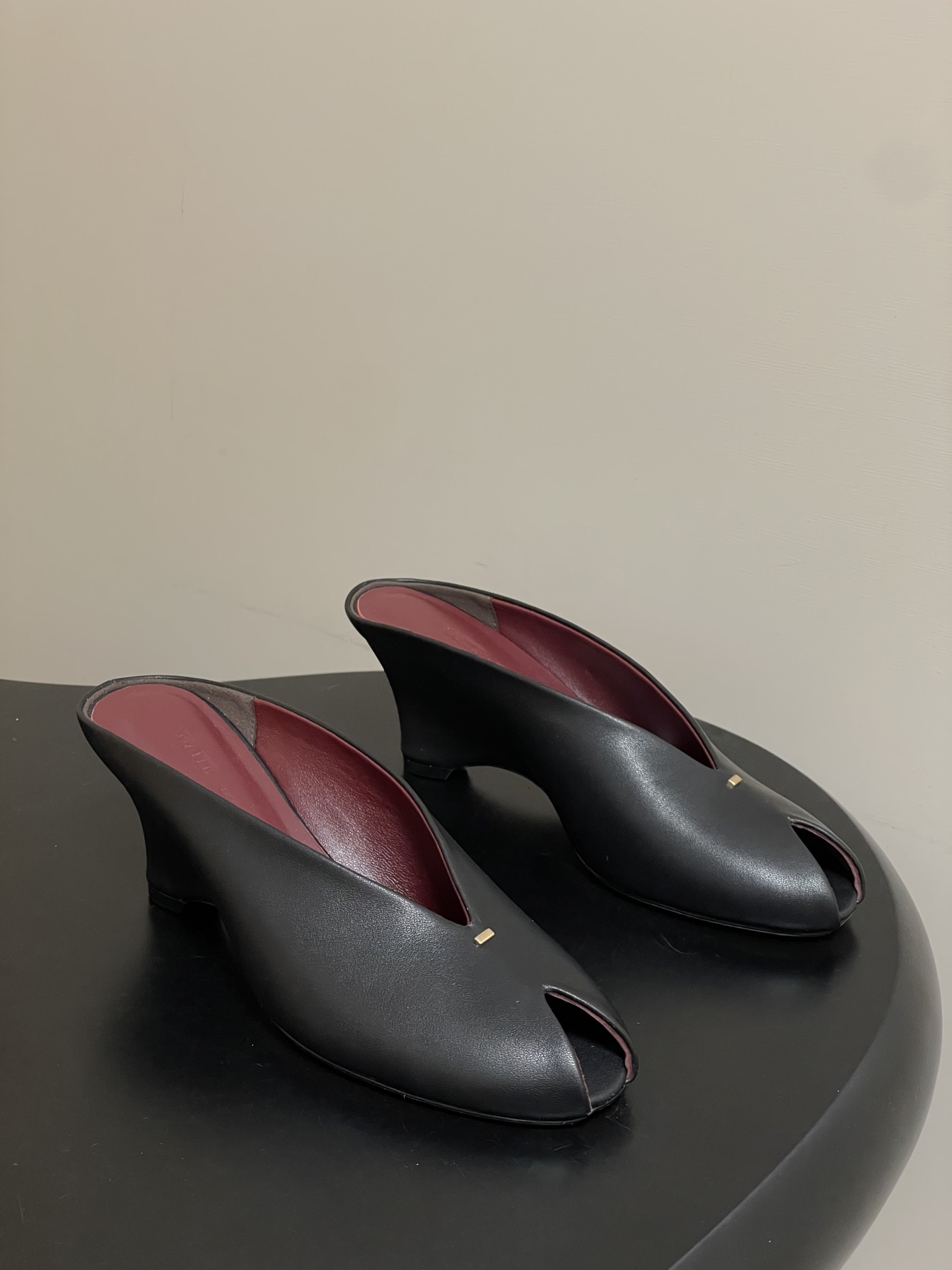 NO:694509,- Khatie 2026s new spring and summer retro fish-mouth shaped heel mules, toe-toe high-heeled half-slippers, wedge-heeled sandals. Shaped-heel mules | Pioneer expression of minimalism. As a representative of American light luxury, Khaite integrates the iconic architectural shaped heel into mules. The delicate texture of cowhide is matched with the simple tailoring of the fish-mouth, breaking the laziness of traditional mules. The shoe body does not have too many decorations but uses lines to outline the brand's minimalist aesthetics.  The low-heeled version combines comfort and design. It is suitable for various scenarios such as afternoon tea, urban commuting, and art exhibitions. Paired with acetate satin wide-leg pants, it is a cool urban elite style. Paired with a knitted slit skirt, it can be worn with a casual, modern and relaxed feel. The upper is cowhide, the lining is sheepskin, and the sole is Italian genuine leather. The heel height is 7.5cm.  Size 35-39 (40.41 custom-made and non-refundable), semi-trailers, slippers, skirts, cowhide, sheepskin, Leather soles19860909- Khatie 2026s 春夏新款复古鱼嘴异形跟穆勒鞋包头高跟半拖鞋坡跟凉拖鞋 异形跟穆勒鞋｜极简主义的先锋表达 作为美式轻奢代表的Khaite 将标志性的建筑感异形跟融入穆勒鞋中 牛皮的细腻质感搭配鱼嘴的简约剪裁 打破传统穆勒鞋的慵懒感 鞋身无过多装饰却以线条勾勒出品牌的极简美学 低跟的版型兼顾舒适与设计感 适配下午茶、都市通勤、艺术看展等多种场景 搭醋酸缎面阔腿裤是清冷的都市精英风 配针织开衩半裙又能穿出随性的摩登松弛感 鞋面牛皮 内里垫脚羊皮 鞋底意大利真皮大底 跟高7.5cm 码数35-39（40.41定做不退换）,半拖,slippers,skirts,cowhide,sheepskin,Leather soles,Women's Shoes