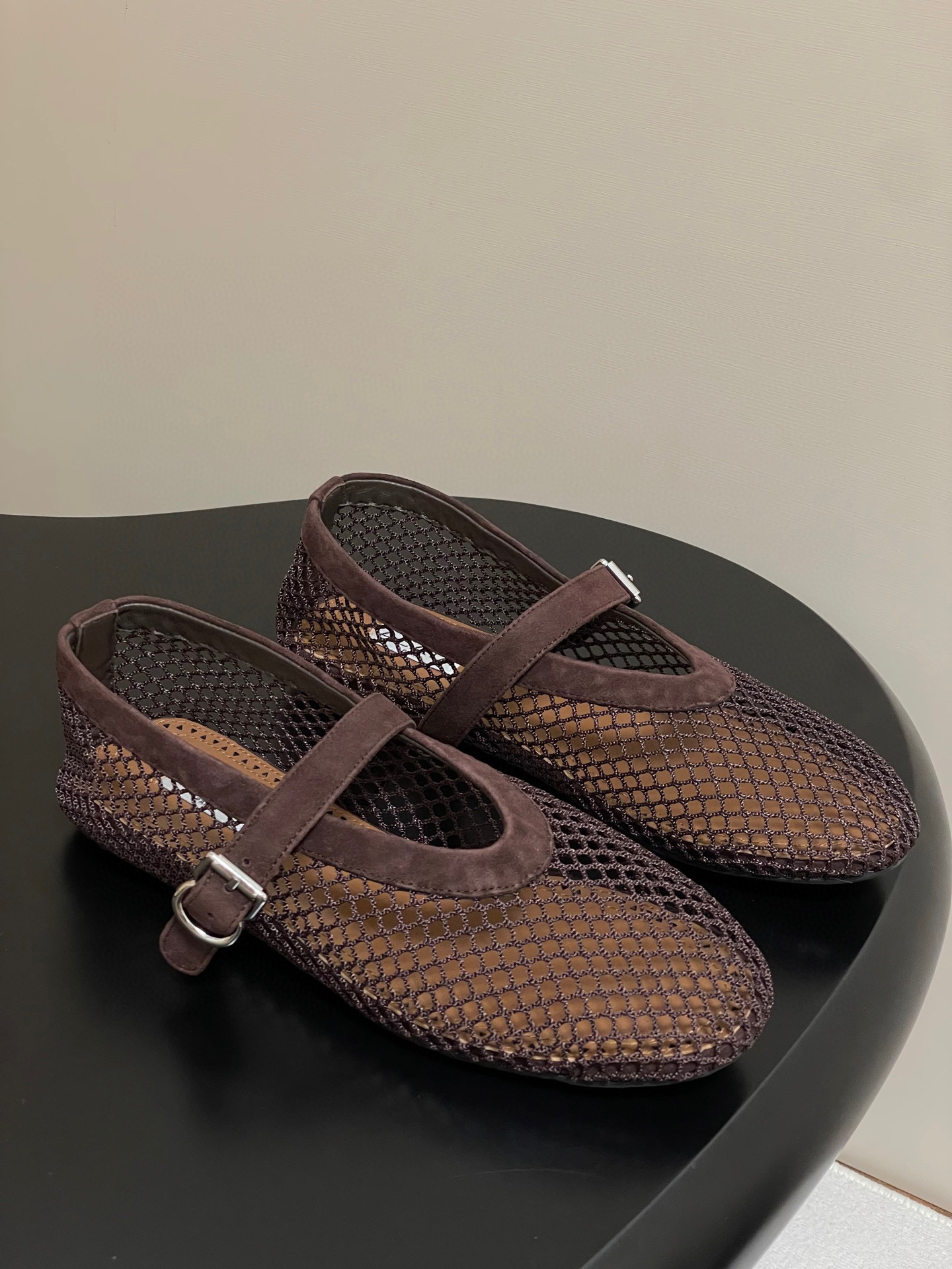 NO:694506,- Belt box 20 order notes (default ordinary box) ALAIA Alaia French ballet shoes flat shoes beautiful hollow fishnet shoes Mary Jane fishnet shoes Classic Alaia flat ballet shoes, drawing design inspiration from classic Japanese shoes; the upper is decorated with buckle ribbons, round toe shape, and rubber soles, bringing a soft and comfortable wearing experience. Made of fishnet fabric and patent leather. A vague sense of hazy ~ The most beautiful fishnet shoes are at Alaia  The upper foot is super soft and easy to wear ~ the shoe shape has good wrapping ~ fashionable and elegant ~ invincible and versatile ~ you can choose skirts and trousers ~ loose, elegant, and tight. Feminine ballet elements can be more than one style. A combination of hardness and softness, elegance19860909-皮带盒20下单备注（默认普通盒） ALAIA阿莱亚法式芭蕾舞单鞋平底鞋绝美镂空渔网鞋玛丽珍渔网鞋 经典Alaia平底芭蕾舞鞋,自经典日式鞋履汲取设计灵感；鞋面饰以带扣饰带,圆头造型,搭配橡胶鞋底,带来柔软舒适的穿着体验.由渔网面料和漆皮拼接成. 若隐若现的朦胧感～最美渔网鞋就在 Alaia 上脚巨软巨好穿～鞋型包裹性好～时尚优雅～无敌百搭～裙装裤装任你挑～松弛感、优雅感、拿捏的死死的 女性气质十足的芭蕾元素可不只一种风格,刚柔并济,既优雅又有力量,才是芭蕾舞鞋最好的打开方式. 鞋面原版定制网面 内里垫脚羊皮 鞋底原版开模橡胶大底 码数35-39（40.41.42.43定做不退换）,芭蕾舞鞋,alaia,mary jane,flats,skirts,sheepskin,Women's Shoes