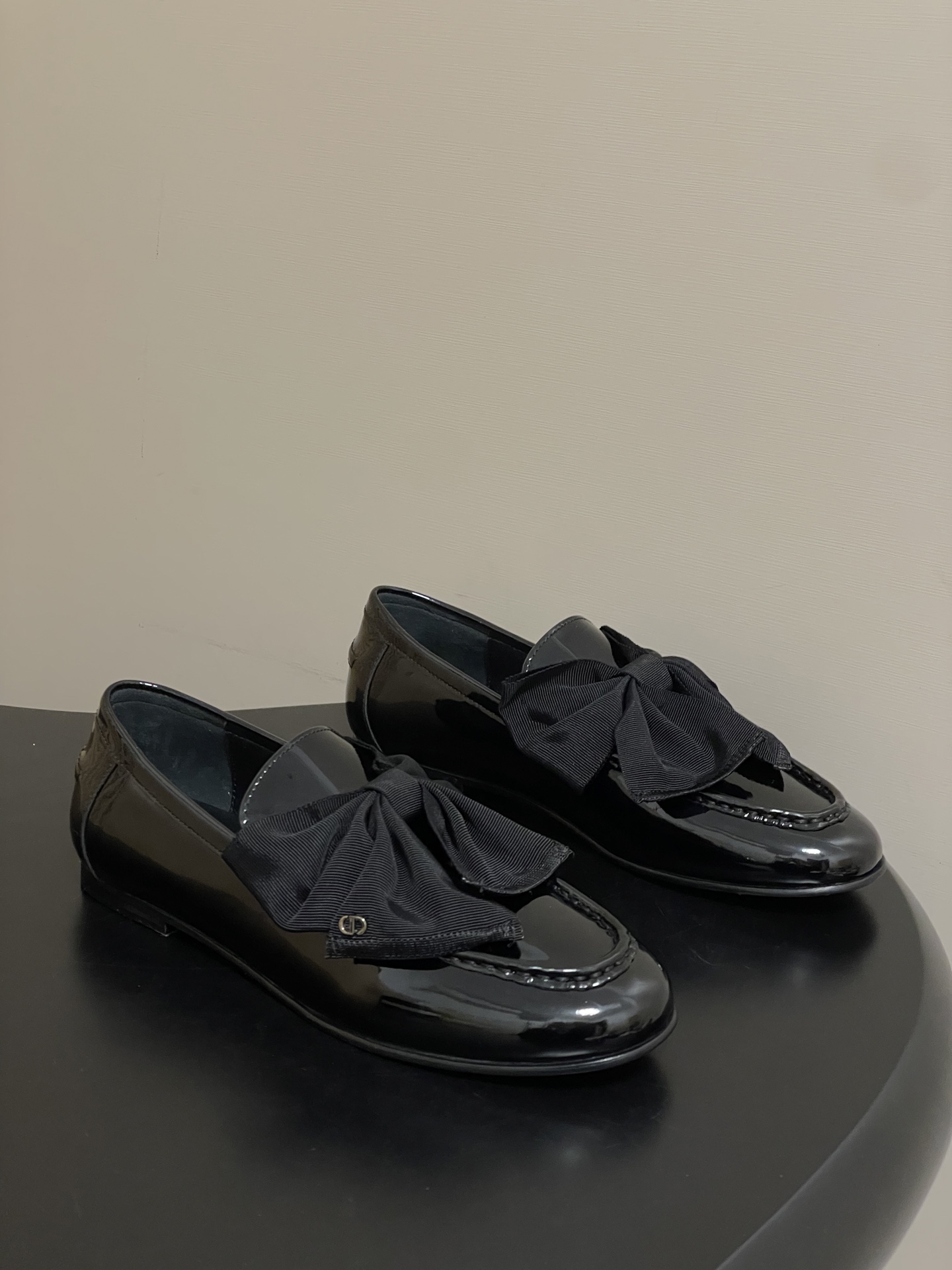 NO:696059,- 26ss spring and summer new Dior D-Boy large bow loafers CD letter buckle flat slip-on shoes. This Dior Boy loafer is a new product in the 2025 autumn series, highlighting the charm of high-end customization. Black patent leather upper with almond-shaped toe design, decorated with an oversized black grosgrain bow, embellished with a gold-finished metal CD logo to enhance the style. It can add elegance to the season's look. Upper patent leather / cowhide  Sheepskin lining, Italian genuine leather outsole, size 35-39 (40.41 custom-made, non-refundable), loafers, dior, dior, loafers, cowhide, sheepskin, Leather soles19860909- 26ss春夏新款Dior迪奥D-Boy大蝴蝶结乐福鞋CD字母扣平底一脚蹬单鞋 这款 Dior Boy乐福鞋是二零二五秋季系列新品,彰显高订魅力.黑色漆皮牛皮革鞋面搭配杏仁形鞋头设计,饰以超大版型黑色罗缎蝴蝶结,点缀以金色饰面金属CD标志提升格调.可为当季造型增添高雅气质. 鞋面牛漆皮/牛皮 内里垫脚羊皮 鞋底意大利真皮大底 码数35-39（40.41定做不退换）,乐福鞋,dior,dior,loafers,cowhide,sheepskin,Leather soles,Women's Shoes