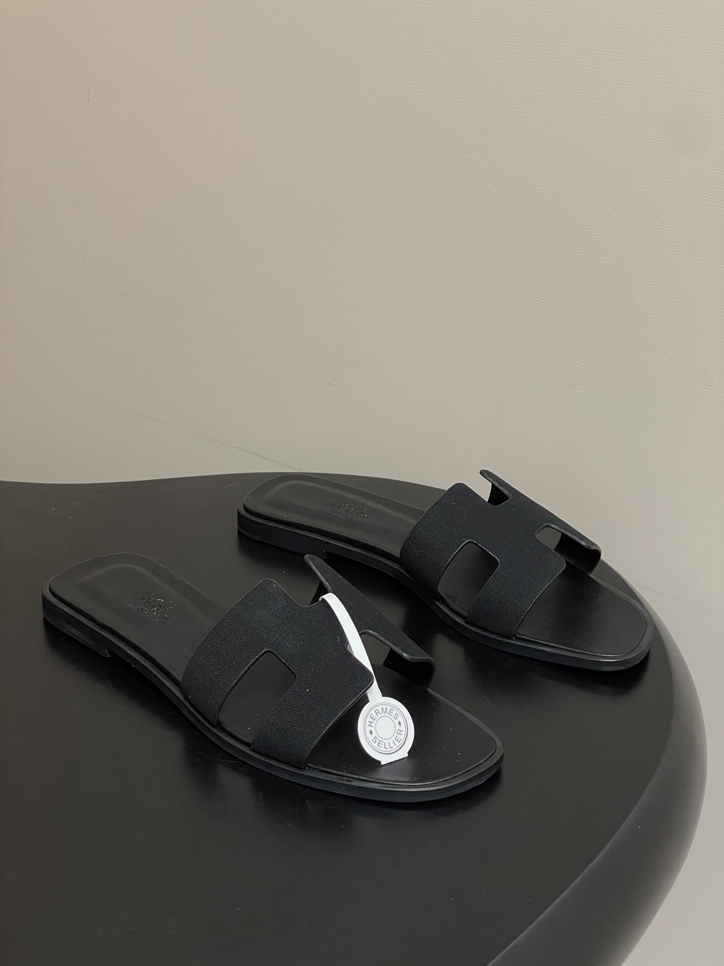 NO:705486,-Top quality (with high-end airplane box) Hermes Oran sandals series 2026H home's latest version Classic H upper sandals Classic 'H' shaped upper to create a fashionable look, a good companion for summer. Fashionable and versatile, matched with H upper, super comfortable, every detail is done to the extreme. Simple and smooth design, creating a fashionable and soft evening look. The upper is customized with special knitted striped fabric, the lining is sheepskin, and the sole is Italian A-grade leather outsole.  Size 35-39 (34.40.41.42.43 customized, non-refundable), slippers, hermes, hermes, sandals, slippers, sheepskin, Leather soles19860909-顶级品质（配高档飞机盒） Hermes 爱马仕 Oran凉鞋系列 2026H家最新版面 经典H鞋面凉拖鞋 经典“H”型鞋面 打造时尚造型,可谓夏日良伴. 时尚又百搭 搭配H鞋面 超级舒服 每个细节都做到极致.设计简约流畅,打造时尚柔美的晚装造型. 鞋面定制特殊针织条纹面料 内里垫脚羊皮 鞋底意大利A级真皮大底 码数35-39（34.40.41.42.43定做不退换）,拖鞋,hermes,hermes,sandals,slippers,sheepskin,Leather soles,Women's Shoes