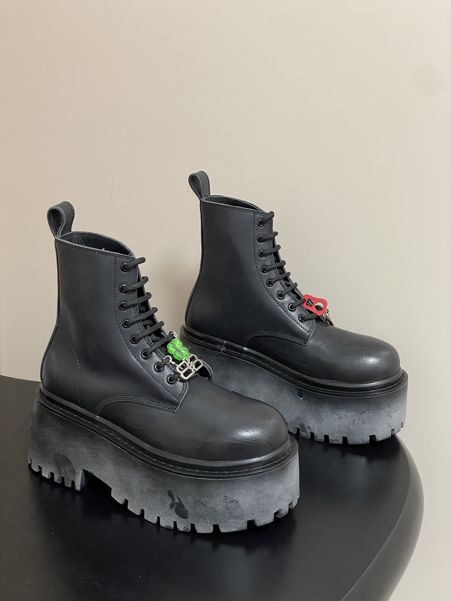NO:696070,- 25s new autumn and winter BALENCIAGA STRIKE women's thick-soled short boots, distressed lace-up platform-soled Martin boots, atomized old-effect short boots, embossed BB logo on the back of the heel, old polished upper, high-quality texture, restrained luster but full of luxury, and a comfortable and stylish foot feel.  Whether it is paired with slim jeans to show off the coolness of the street, or it can be worn with a personalized skirt to create a unique sparkle, it can be easily held. Wear it, and you will be the most eye-catching presence on the street, perfectly interpreting your fashion attitude. The upper is original tree paste cowhide, the lining is silk cowhide, and the bottom is 8cm thick.  Size 35-39 (40.41 customized, non-refundable), boots loafers, balenciaga, balenciaga, loafers, boots, skirts, jeans, cowhide19860909- 25s秋冬新款 BALENCIAGA巴黎世家STRIKE女士厚底短靴 做旧系带松糕底马丁靴 雾化做旧效果短靴 鞋跟后饰以BB标识压纹 鞋面做旧抛光处理,质感上乘,光泽内敛却又奢华尽显,脚感更是舒适与格调并存. 无论是搭配修身牛仔裤展现街头酷感,还是与个性裙装碰撞出别样火花,它都能轻松hold住.穿上它,你就是街头最吸睛的存在,将时尚态度完美诠释 鞋面原版树膏牛皮 内里垫脚丝绸牛皮 底厚8cm 码数35-39（40.41定做不退换）,靴子乐福鞋,balenciaga,balenciaga,loafers,boots,skirts,jeans,cowhide,Women's Shoes