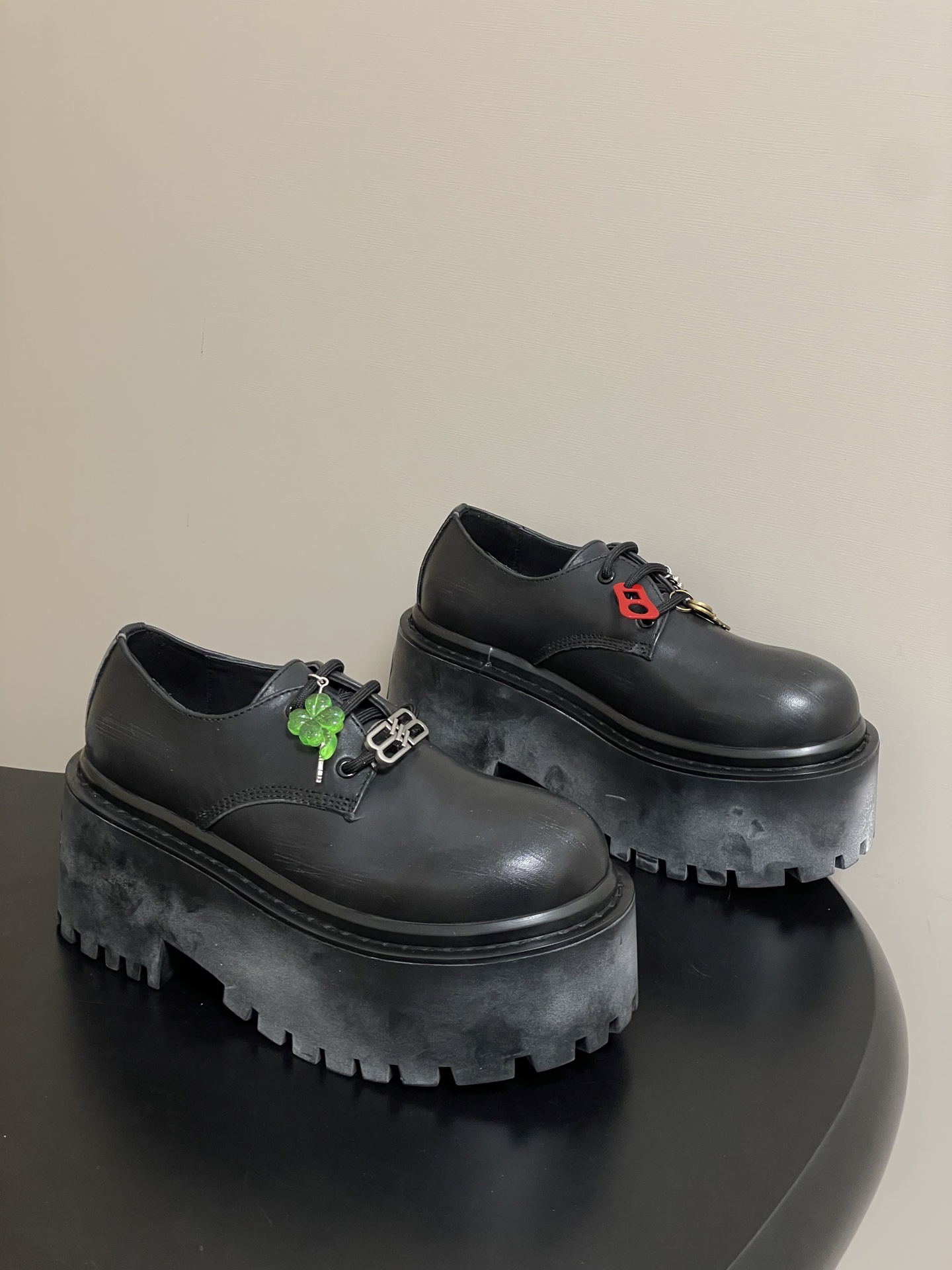 NO:696072,- 25s new autumn and winter BALENCIAGA STRIKE women's thick-soled shoes, distressed lace-up platform loafers, atomized old-effect short boots, embossed BB logo on the back of the heel, old polished upper, high-quality texture, restrained luster but full of luxury, and the foot feel is both comfortable and stylish.  Whether it is paired with slim jeans to show off the coolness of the street, or it can be worn with a personalized skirt to create a unique sparkle, it can be easily held. Wear it, and you will be the most eye-catching presence on the street, perfectly interpreting your fashion attitude. The upper is original tree paste cowhide, the lining is silk cowhide, and the bottom is 8cm thick.  Size 35-39 (40.41 customized, non-refundable), boots loafers, balenciaga, balenciaga, loafers, boots, skirts, jeans, cowhide19860909- 25s秋冬新款 BALENCIAGA巴黎世家STRIKE女士厚底单鞋 做旧系带松糕底乐福鞋 雾化做旧效果短靴 鞋跟后饰以BB标识压纹 鞋面做旧抛光处理,质感上乘,光泽内敛却又奢华尽显,脚感更是舒适与格调并存. 无论是搭配修身牛仔裤展现街头酷感,还是与个性裙装碰撞出别样火花,它都能轻松hold住.穿上它,你就是街头最吸睛的存在,将时尚态度完美诠释 鞋面原版树膏牛皮 内里垫脚丝绸牛皮 底厚8cm 码数35-39（40.41定做不退换）,靴子乐福鞋,balenciaga,balenciaga,loafers,boots,skirts,jeans,cowhide,Women's Shoes