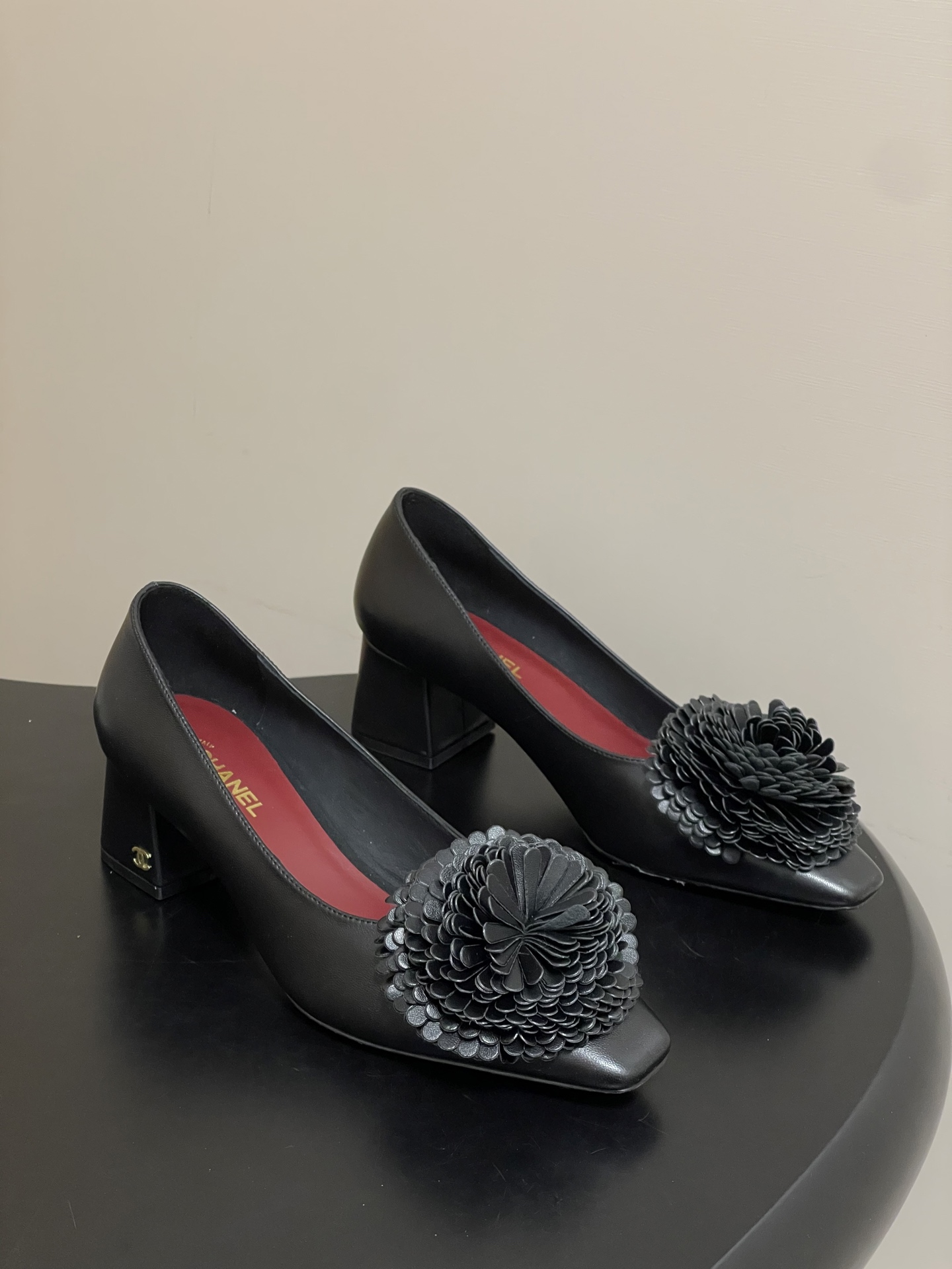 NO:696064,- Chanel Xiaoxiang 26X Spring and Summer New Genuine Leather Camellia Decorated Back Strap Flat Sandals Mary Jane Shoes Ballet Shoes Thick Heel Single Shoes. They adopt the back strap high-heeled style, square toe shoe design, simple and neat lines; the back strap is a thin elastic design, which fits the heel, taking into account the convenience and fit of putting on and taking off.  The three-dimensional flower on the toe is the core decorative highlight. The white model has flowers of the same color, the black model has black flowers, and the gold model has white flowers. The color combination creates a visual contrast; the inner sole of the shoe is printed with the golden 'CHANEL' brand logo, continuing the brand's classic exquisite craftsmanship and recognition. Sheepskin upper, sheepskin lining, Italian genuine leather outsole, heel height 5.5cm  Size 35-39 (34.40.41.42 customized, non-refundable), loafers, chanel, loafers, sandals, mary jane, high heels, sheepskin, Leather soles19860909- Chanel 小香26X春夏新款 真皮山茶花装饰后绊带平底凉鞋玛丽珍鞋芭蕾舞单鞋粗跟单鞋 采用后绊带高跟鞋款式,方头鞋型设计,线条简约利落；后绊带为细带弹性设计,贴合后跟,兼顾穿脱便捷性与贴合度. 鞋头的立体花朵是核心装饰亮点,白色款配同色花朵、黑色款配黑色花朵、金色款配白色花朵,色彩搭配形成视觉反差；鞋内底印有金色“CHANEL”品牌标识,延续品牌经典的精致工艺与辨识度. 鞋面羊皮 内里垫脚羊皮 鞋底意大利真皮大底 跟高5.5cm 码数35-39（34.40.41.42定做不退换）,乐福鞋,chanel,loafers,sandals,mary jane,high heels,sheepskin,Leather soles,Women's Shoes